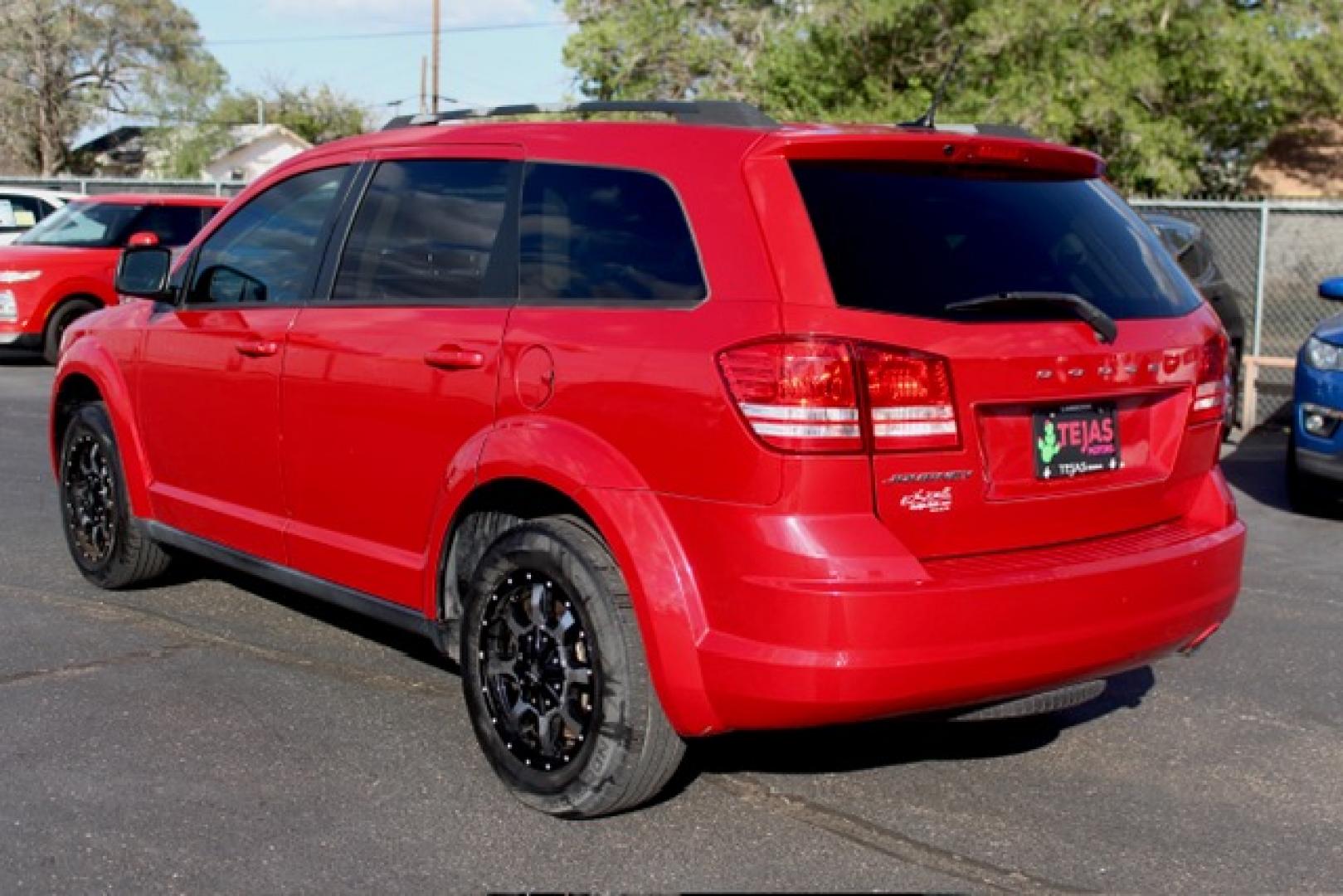 2018 RED Dodge Journey SE (3C4PDCAB6JT) with an Tigershark MultiAir 2.4L I-4 DOHC, variable valve control, regular unleaded, engine with 173HP engine, located at 4110 Avenue Q, Lubbock, 79412, 33.556553, -101.855820- Photo#2