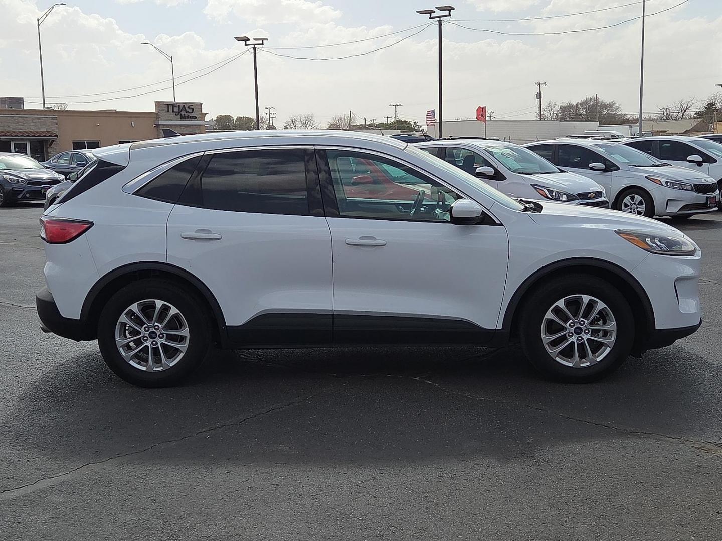2020 Star White Metallic Tri-Coat - AZ /Dark Earth Gray - 4H Ford Escape SE (1FMCU0G62LU) with an EcoBoost 1.5L I-3 port/direct injection, DOHC, Ti-VCT variable valve control, intercooled turbo, premium unleaded, engine with 181HP engine, located at 4110 Avenue Q, Lubbock, 79412, 33.556553, -101.855820 - Photo#1