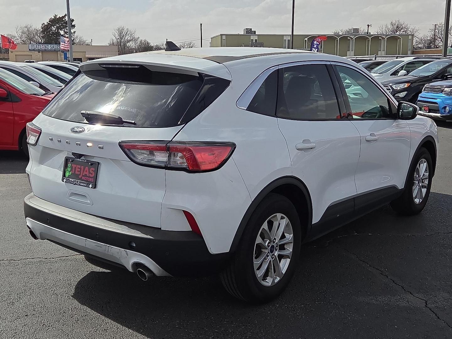 2020 Star White Metallic Tri-Coat - AZ /Dark Earth Gray - 4H Ford Escape SE (1FMCU0G62LU) with an EcoBoost 1.5L I-3 port/direct injection, DOHC, Ti-VCT variable valve control, intercooled turbo, premium unleaded, engine with 181HP engine, located at 4110 Avenue Q, Lubbock, 79412, 33.556553, -101.855820 - Photo#2