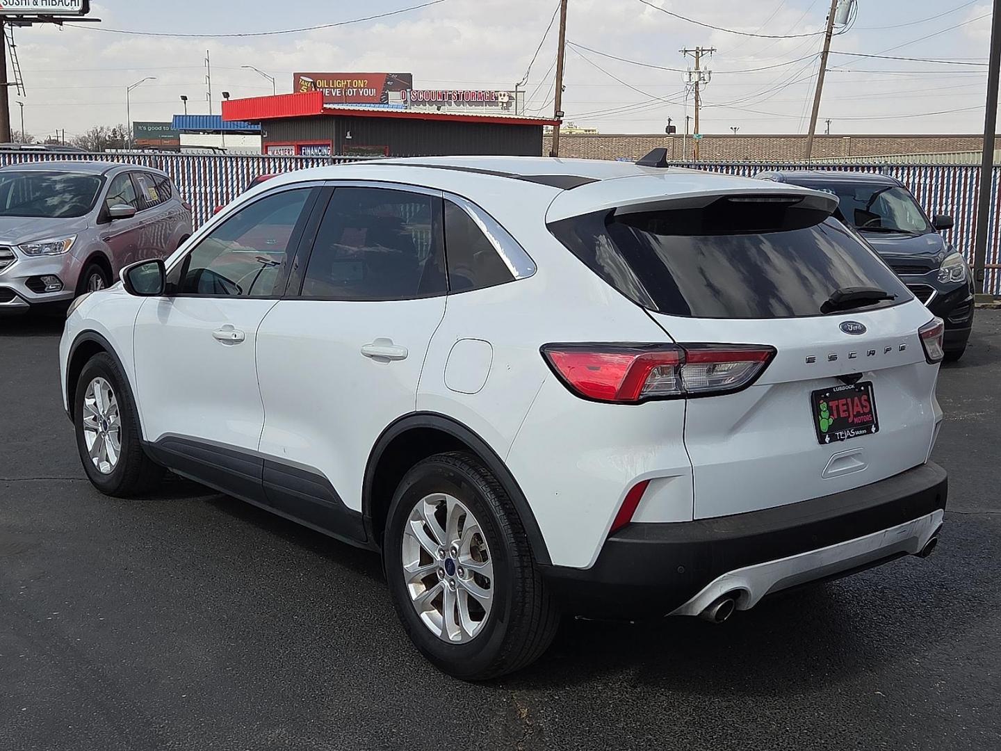 2020 Star White Metallic Tri-Coat - AZ /Dark Earth Gray - 4H Ford Escape SE (1FMCU0G62LU) with an EcoBoost 1.5L I-3 port/direct injection, DOHC, Ti-VCT variable valve control, intercooled turbo, premium unleaded, engine with 181HP engine, located at 4110 Avenue Q, Lubbock, 79412, 33.556553, -101.855820 - Photo#3