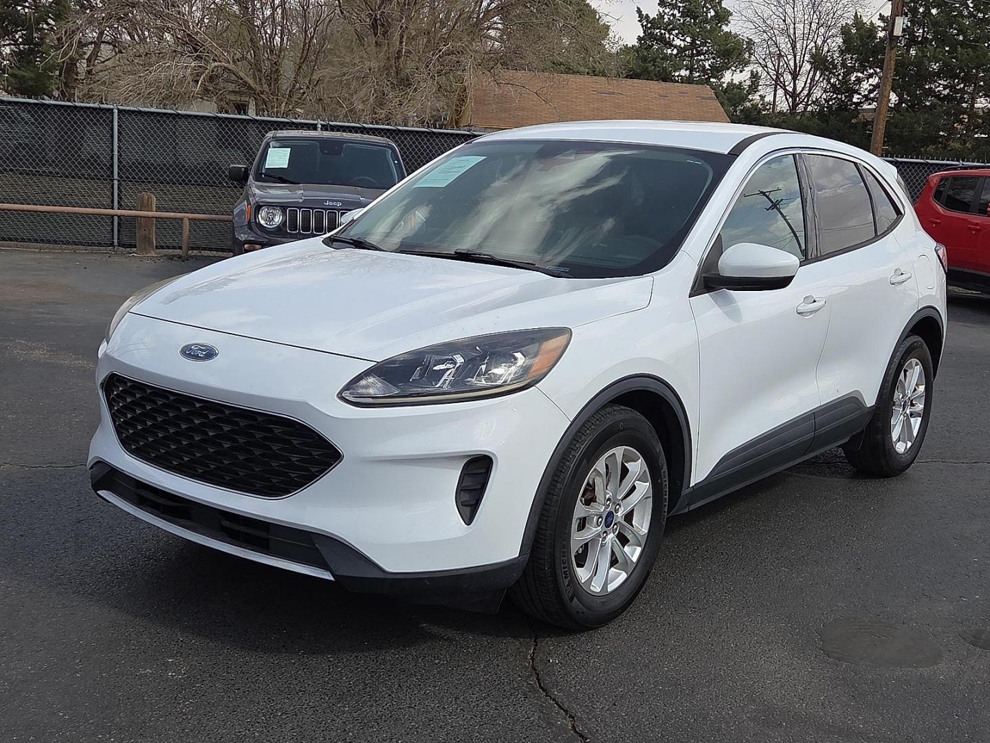 2020 Star White Metallic Tri-Coat - AZ /Dark Earth Gray - 4H Ford Escape SE (1FMCU0G62LU) with an EcoBoost 1.5L I-3 port/direct injection, DOHC, Ti-VCT variable valve control, intercooled turbo, premium unleaded, engine with 181HP engine, located at 4110 Avenue Q, Lubbock, 79412, 33.556553, -101.855820 - Photo#4