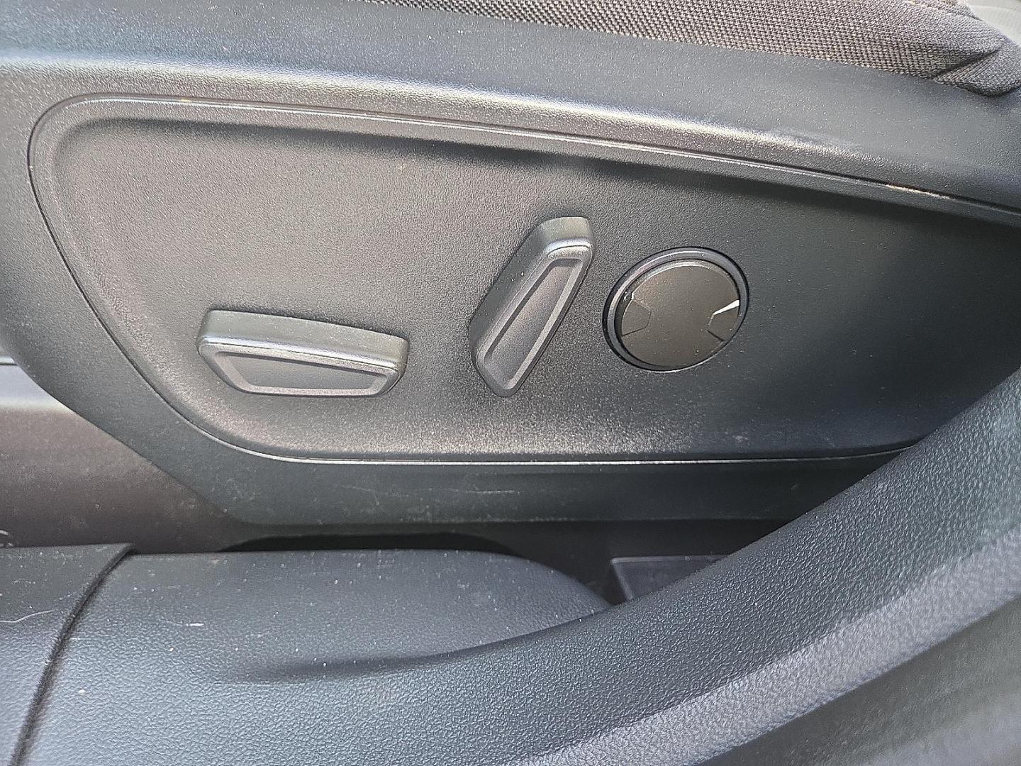 2020 Star White Metallic Tri-Coat - AZ /Dark Earth Gray - 4H Ford Escape SE (1FMCU0G62LU) with an EcoBoost 1.5L I-3 port/direct injection, DOHC, Ti-VCT variable valve control, intercooled turbo, premium unleaded, engine with 181HP engine, located at 4110 Avenue Q, Lubbock, 79412, 33.556553, -101.855820 - Photo#9