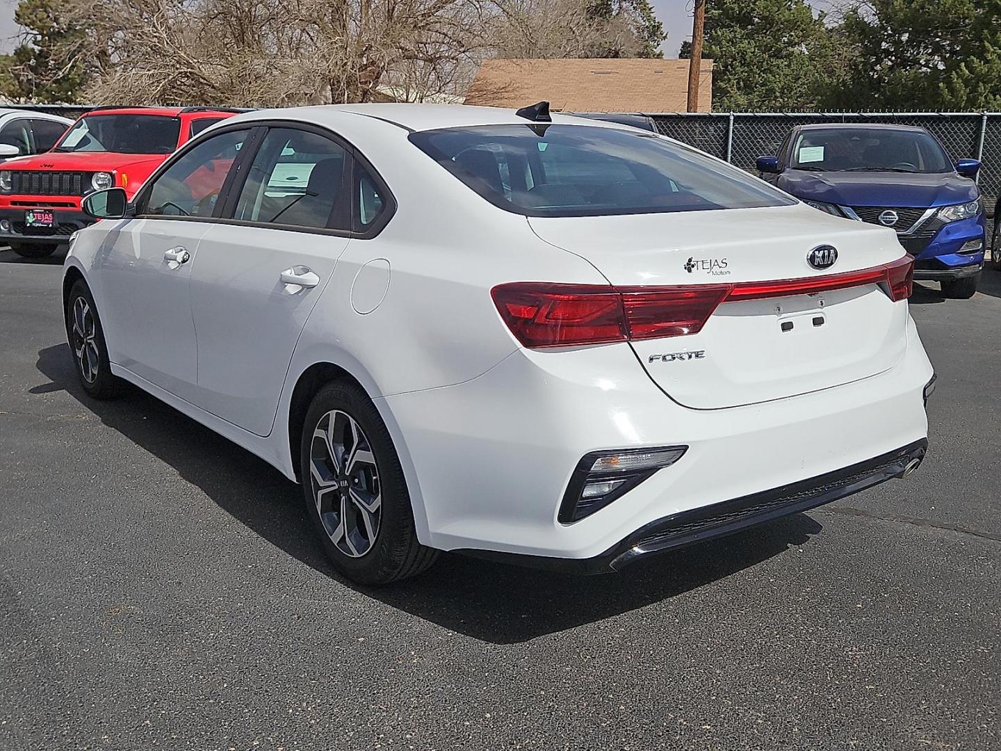 2021 Clear White /Black - WK Kia Forte LXS (3KPF24ADXME) with an 2L I-4 DOHC, D-CVVT variable valve control, regular unleaded, engine with 147HP engine, located at 4110 Avenue Q, Lubbock, 79412, 33.556553, -101.855820 - Photo#2
