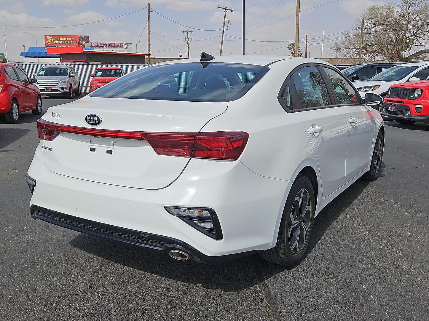 2021 Clear White /Black - WK Kia Forte LXS (3KPF24ADXME) with an 2L I-4 DOHC, D-CVVT variable valve control, regular unleaded, engine with 147HP engine, located at 4110 Avenue Q, Lubbock, 79412, 33.556553, -101.855820 - Photo#3