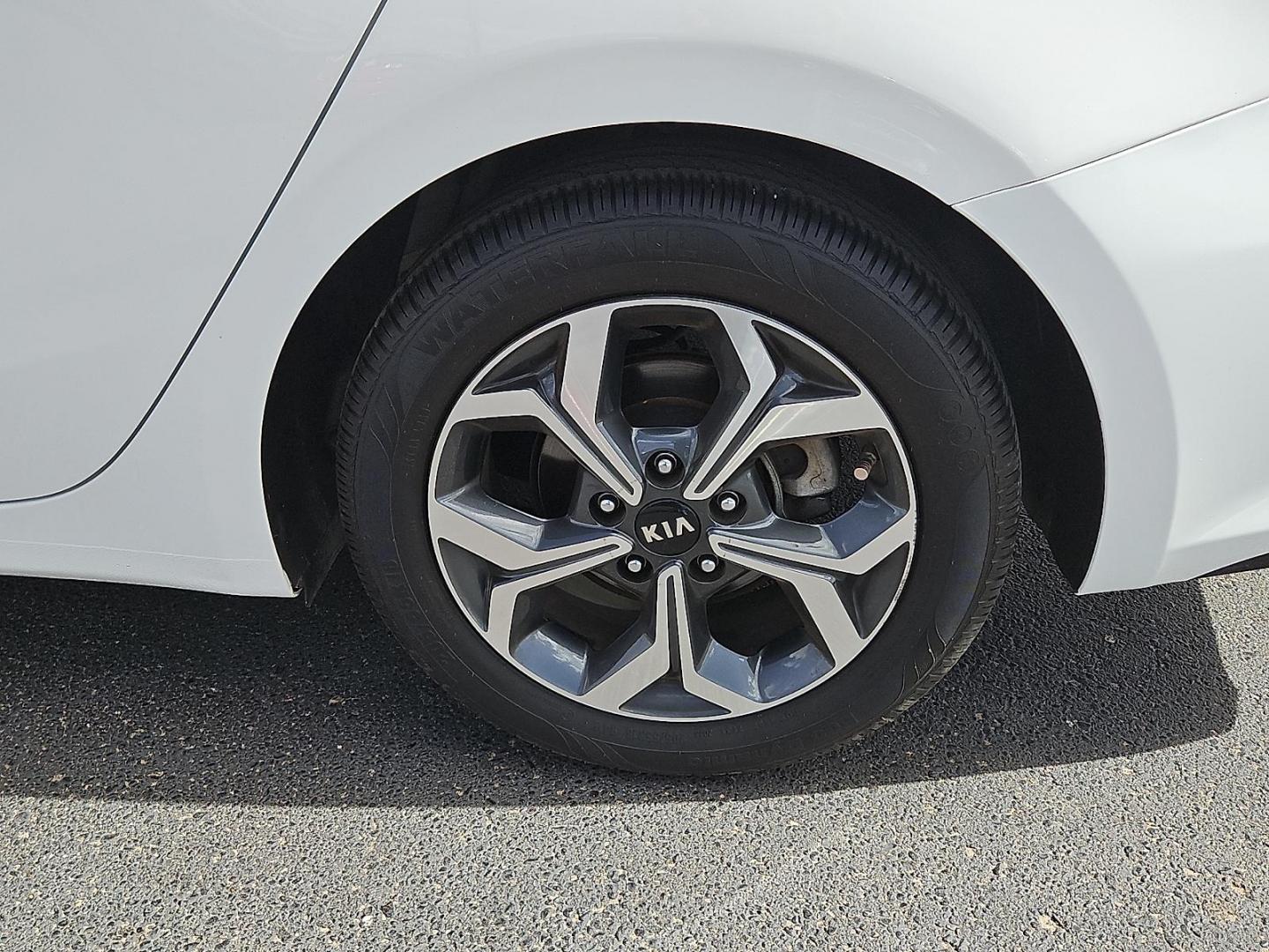 2021 Clear White /Black - WK Kia Forte LXS (3KPF24ADXME) with an 2L I-4 DOHC, D-CVVT variable valve control, regular unleaded, engine with 147HP engine, located at 4110 Avenue Q, Lubbock, 79412, 33.556553, -101.855820 - Photo#4