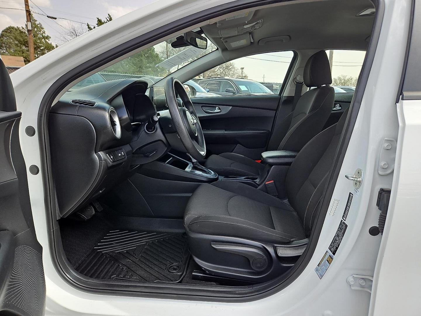 2021 Clear White /Black - WK Kia Forte LXS (3KPF24ADXME) with an 2L I-4 DOHC, D-CVVT variable valve control, regular unleaded, engine with 147HP engine, located at 4110 Avenue Q, Lubbock, 79412, 33.556553, -101.855820 - Photo#7