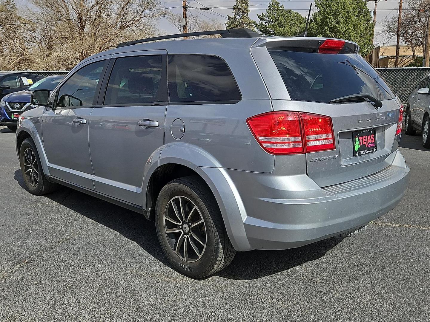 2018 Billet Clearcoat - PSC /Black - X9 Dodge Journey SE (3C4PDCABXJT) with an Tigershark MultiAir 2.4L I-4 DOHC, variable valve control, regular unleaded, engine with 173HP engine, located at 4110 Avenue Q, Lubbock, 79412, 33.556553, -101.855820 - Photo#2