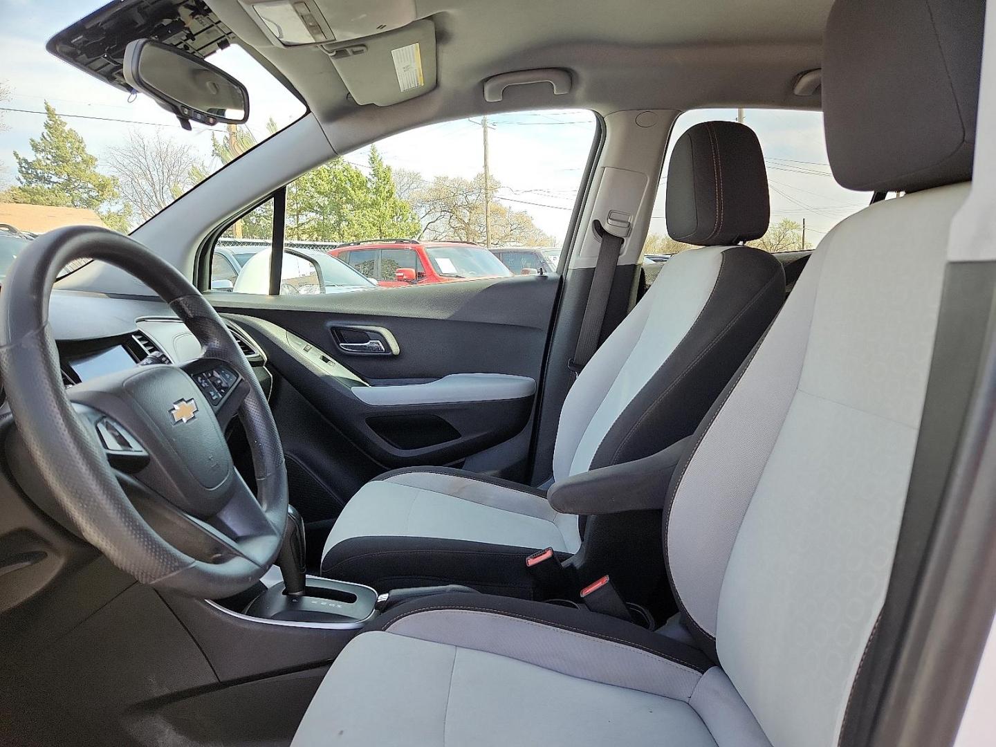 2020 WHITE /Jet Black/Light Ash Gray - AFK Chevrolet Trax FWD LS (3GNCJKSB1LL) with an ECOTEC 1.4L I-4 DOHC, variable valve control, intercooled turbo, regular unleaded, engine with 138HP engine, located at 4110 Avenue Q, Lubbock, 79412, 33.556553, -101.855820 - 03/17/2026 KEY IN ENVELOPE GOD - Photo#7