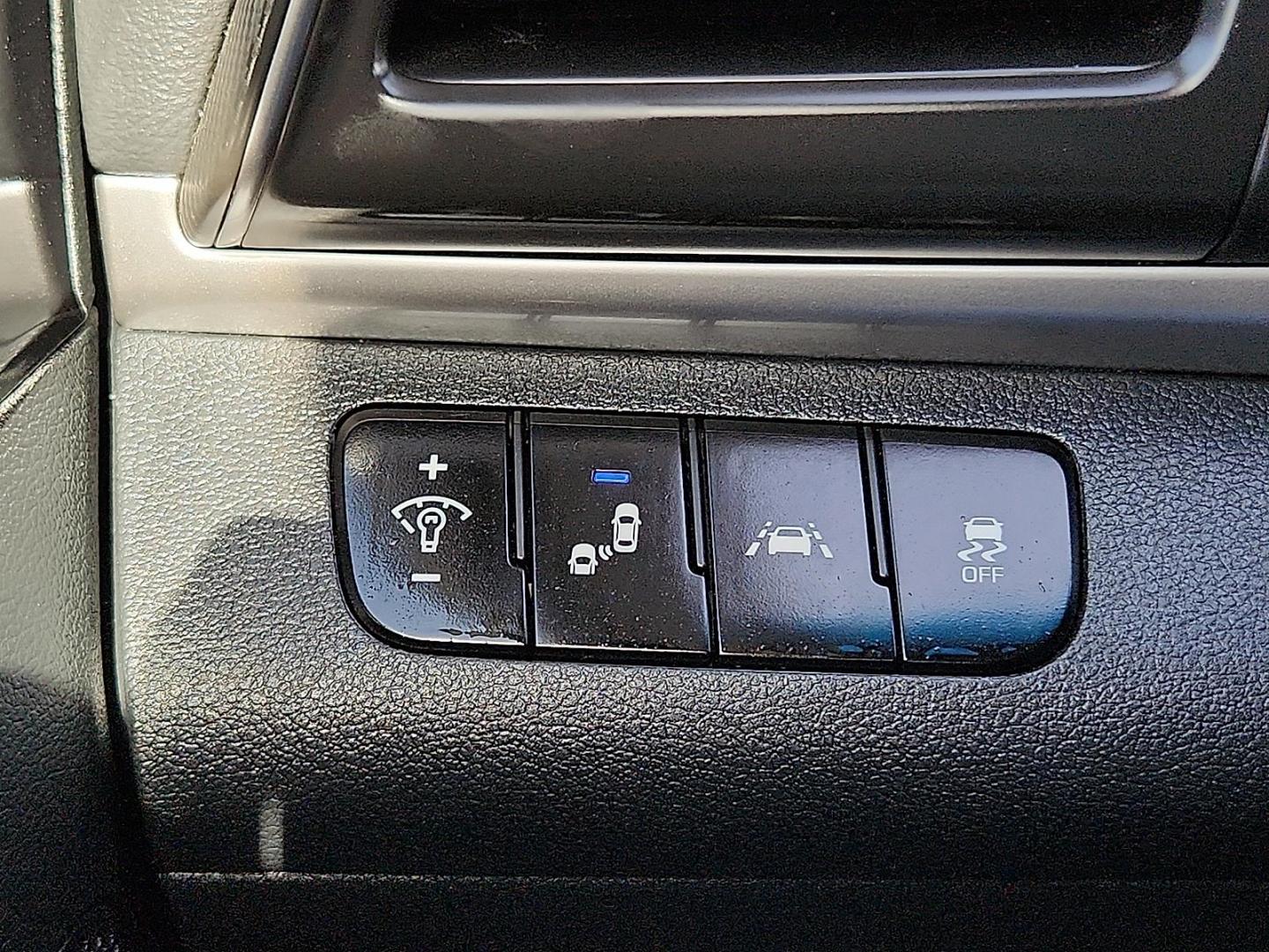 2020 SILVER /Black - C1 Hyundai Elantra SEL (5NPD84LF8LH) with an Nu 2L I-4 DOHC, D-CVVT variable valve control, regular unleaded, engine with 147HP engine, located at 4110 Avenue Q, Lubbock, 79412, 33.556553, -101.855820 - 03/17/2026 KEY IN ENVELOPE GOD - Photo#9