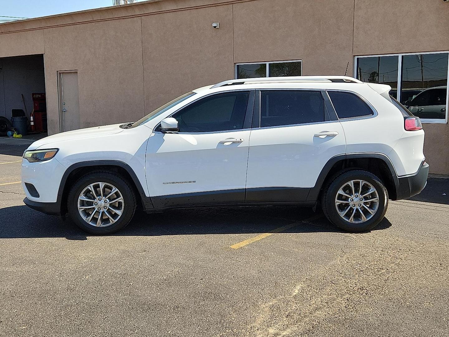 2019 WHITE /Black - X9 Jeep Cherokee Latitude Plus FWD (1C4PJLLN1KD) with an 2L I-4 gasoline direct injection, DOHC, intercooled turbo, premium unleaded, engine with 270HP engine, located at 4110 Avenue Q, Lubbock, 79412, 33.556553, -101.855820 - 04/01/2026 KEY IN ENVELOPE GOD - Photo#2