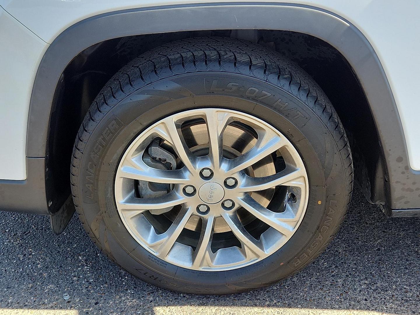 2019 WHITE /Black - X9 Jeep Cherokee Latitude Plus FWD (1C4PJLLN1KD) with an 2L I-4 gasoline direct injection, DOHC, intercooled turbo, premium unleaded, engine with 270HP engine, located at 4110 Avenue Q, Lubbock, 79412, 33.556553, -101.855820 - 04/01/2026 KEY IN ENVELOPE GOD - Photo#5