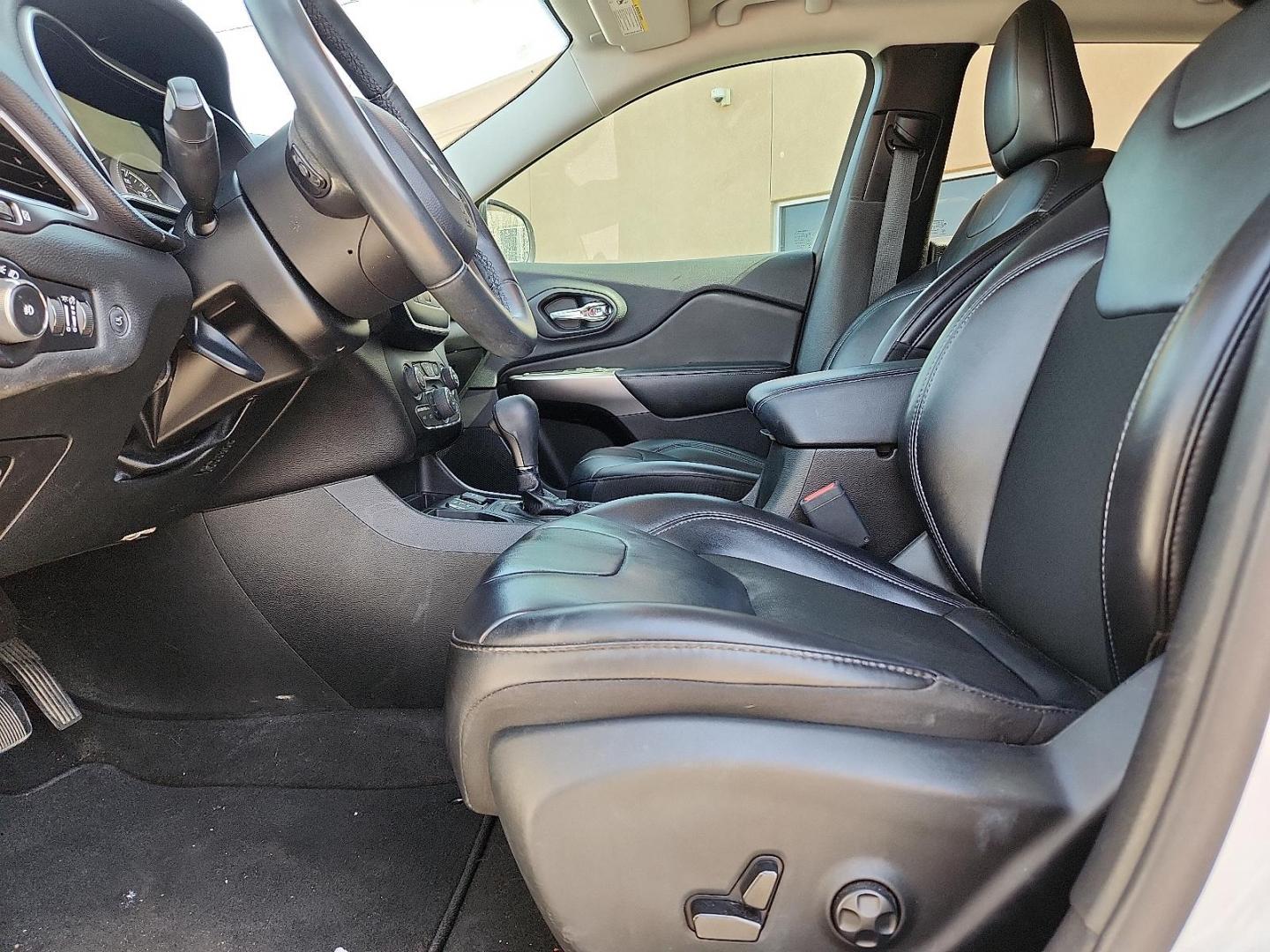 2019 WHITE /Black - X9 Jeep Cherokee Latitude Plus FWD (1C4PJLLN1KD) with an 2L I-4 gasoline direct injection, DOHC, intercooled turbo, premium unleaded, engine with 270HP engine, located at 4110 Avenue Q, Lubbock, 79412, 33.556553, -101.855820 - 04/01/2026 KEY IN ENVELOPE GOD - Photo#8