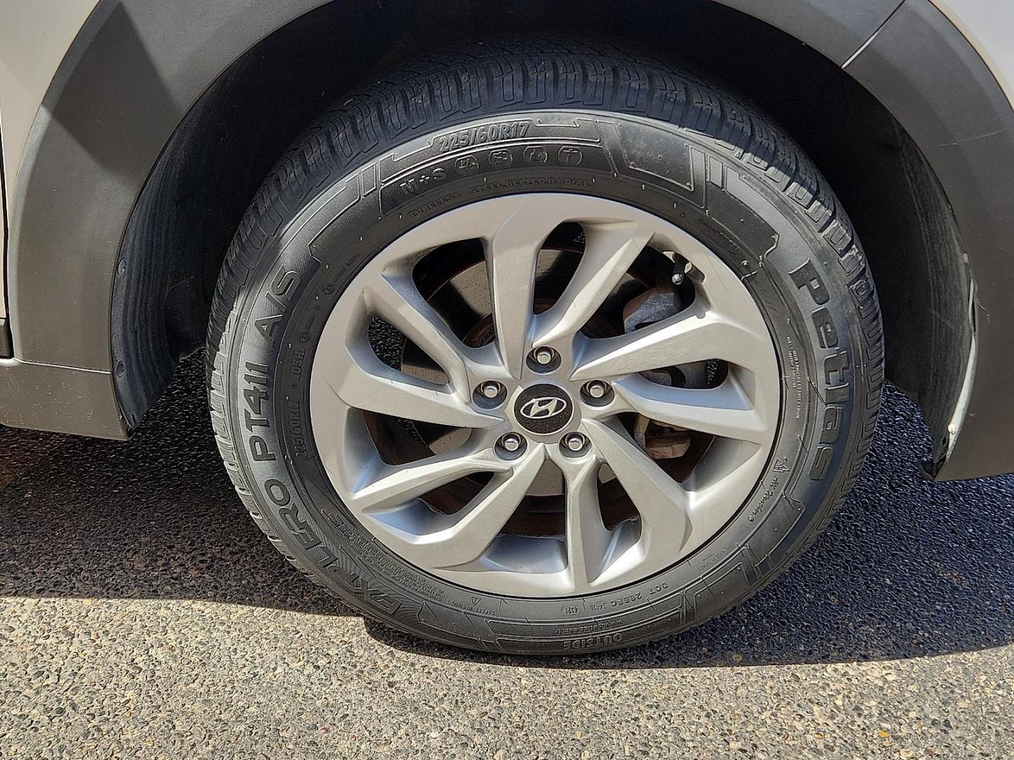 2016 SILVER /Gray - TGG Hyundai Tucson SE (KM8J3CA43GU) with an Nu 2L I-4 gasoline direct injection, DOHC, variable valve control, regular unleaded, engine with 164HP engine, located at 4110 Avenue Q, Lubbock, 79412, 33.556553, -101.855820 - Photo#4