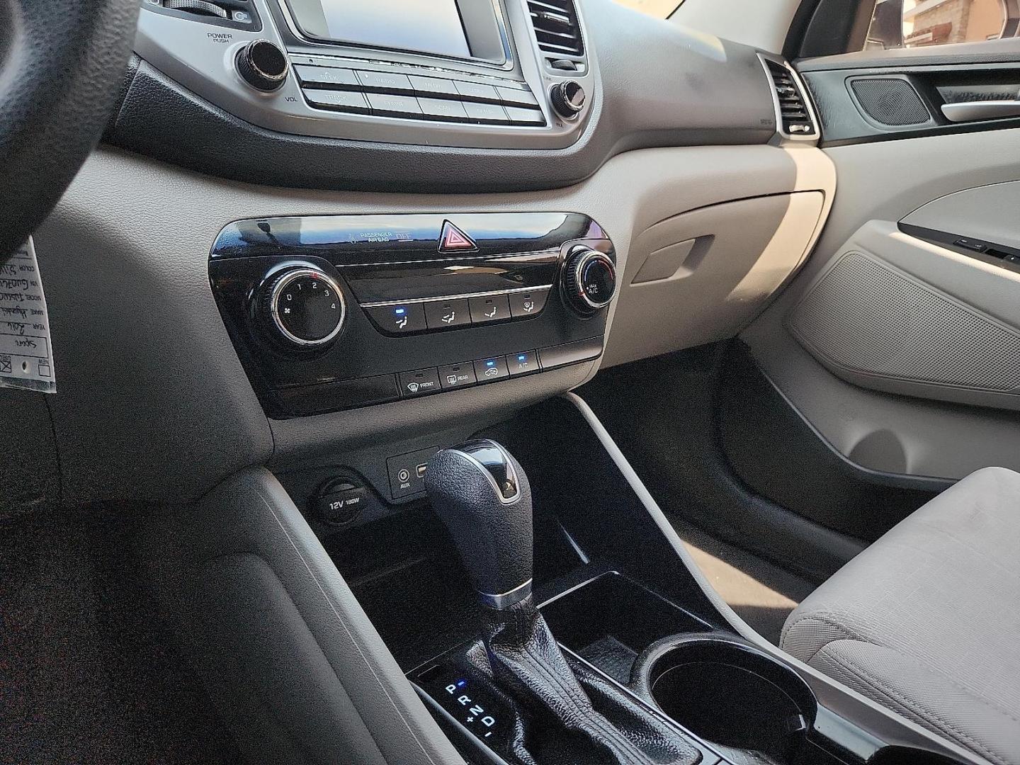 2016 SILVER /Gray - TGG Hyundai Tucson SE (KM8J3CA43GU) with an Nu 2L I-4 gasoline direct injection, DOHC, variable valve control, regular unleaded, engine with 164HP engine, located at 4110 Avenue Q, Lubbock, 79412, 33.556553, -101.855820 - Photo#11