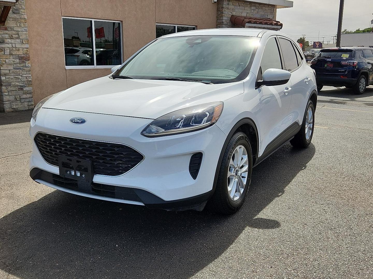 2020 WHITE /Dark Earth Gray - 4H Ford Escape SE (1FMCU0G64LU) with an EcoBoost 1.5L I-3 port/direct injection, DOHC, Ti-VCT variable valve control, intercooled turbo, premium unleaded, engine with 181HP engine, located at 4110 Avenue Q, Lubbock, 79412, 33.556553, -101.855820 - Photo#1