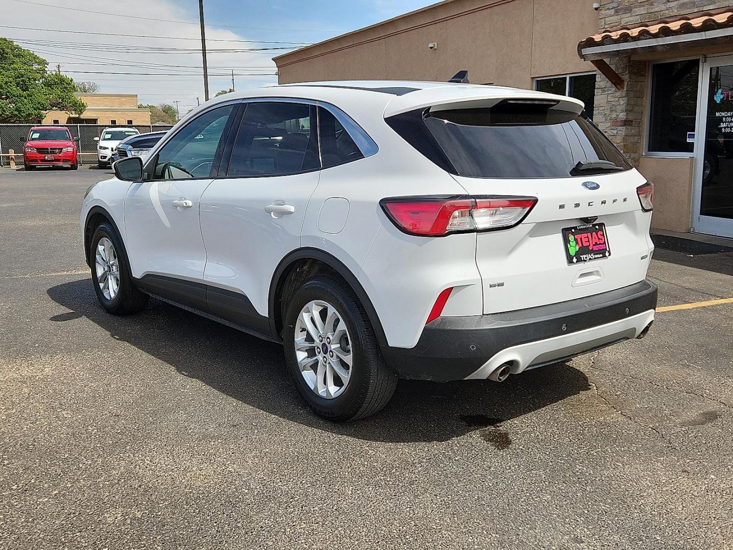 2020 WHITE /Dark Earth Gray - 4H Ford Escape SE (1FMCU0G64LU) with an EcoBoost 1.5L I-3 port/direct injection, DOHC, Ti-VCT variable valve control, intercooled turbo, premium unleaded, engine with 181HP engine, located at 4110 Avenue Q, Lubbock, 79412, 33.556553, -101.855820 - Photo#2