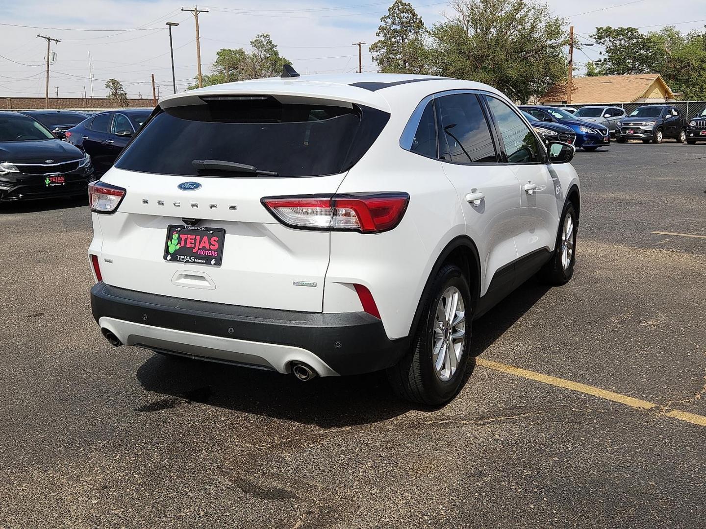 2020 WHITE /Dark Earth Gray - 4H Ford Escape SE (1FMCU0G64LU) with an EcoBoost 1.5L I-3 port/direct injection, DOHC, Ti-VCT variable valve control, intercooled turbo, premium unleaded, engine with 181HP engine, located at 4110 Avenue Q, Lubbock, 79412, 33.556553, -101.855820 - Photo#3