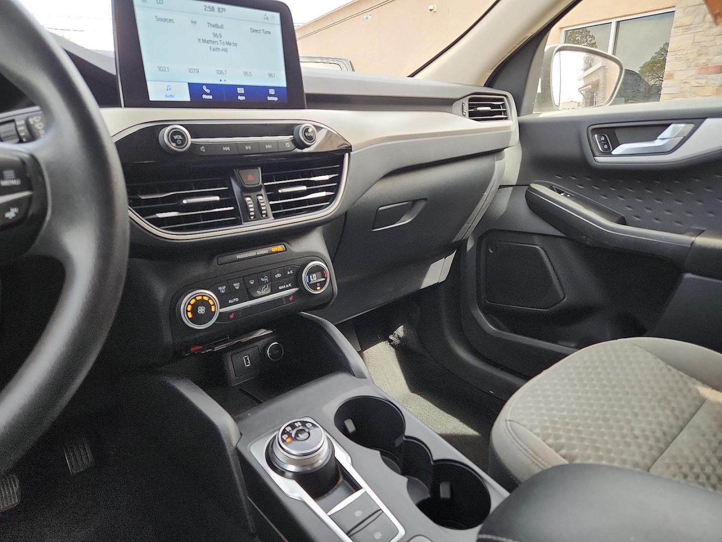 2020 WHITE /Dark Earth Gray - 4H Ford Escape SE (1FMCU0G64LU) with an EcoBoost 1.5L I-3 port/direct injection, DOHC, Ti-VCT variable valve control, intercooled turbo, premium unleaded, engine with 181HP engine, located at 4110 Avenue Q, Lubbock, 79412, 33.556553, -101.855820 - Photo#11