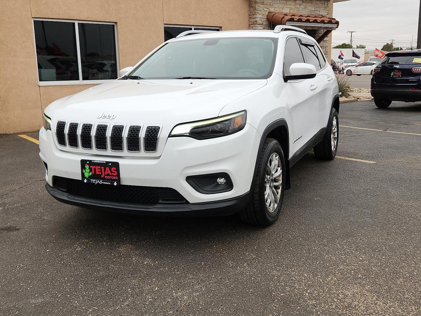 2019 WHITE /Black - X9 Jeep Cherokee Latitude FWD (1C4PJLCB0KD) with an MultiAir2 Tigershark 2.4L I-4 variable valve control, regular unleaded, engine with 180HP engine, located at 4110 Avenue Q, Lubbock, 79412, 33.556553, -101.855820 - 05/02/2026 KEY IN ENVELOPE GOD - Photo#1