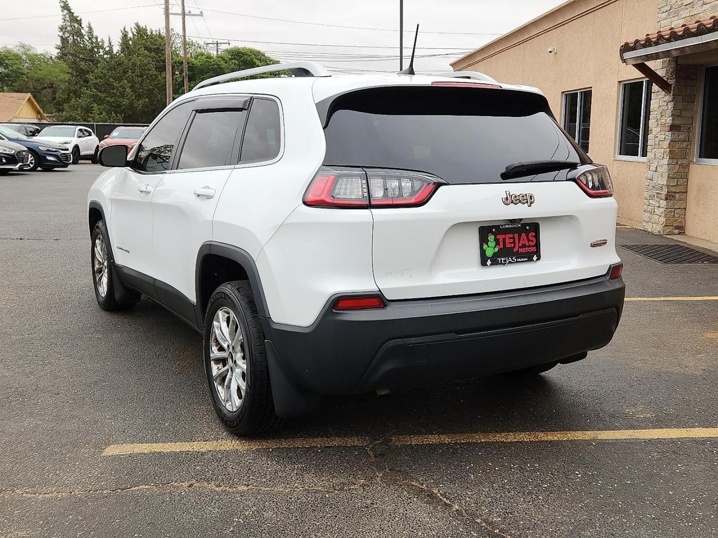 2019 WHITE /Black - X9 Jeep Cherokee Latitude FWD (1C4PJLCB0KD) with an MultiAir2 Tigershark 2.4L I-4 variable valve control, regular unleaded, engine with 180HP engine, located at 4110 Avenue Q, Lubbock, 79412, 33.556553, -101.855820 - 05/02/2026 KEY IN ENVELOPE GOD - Photo#2