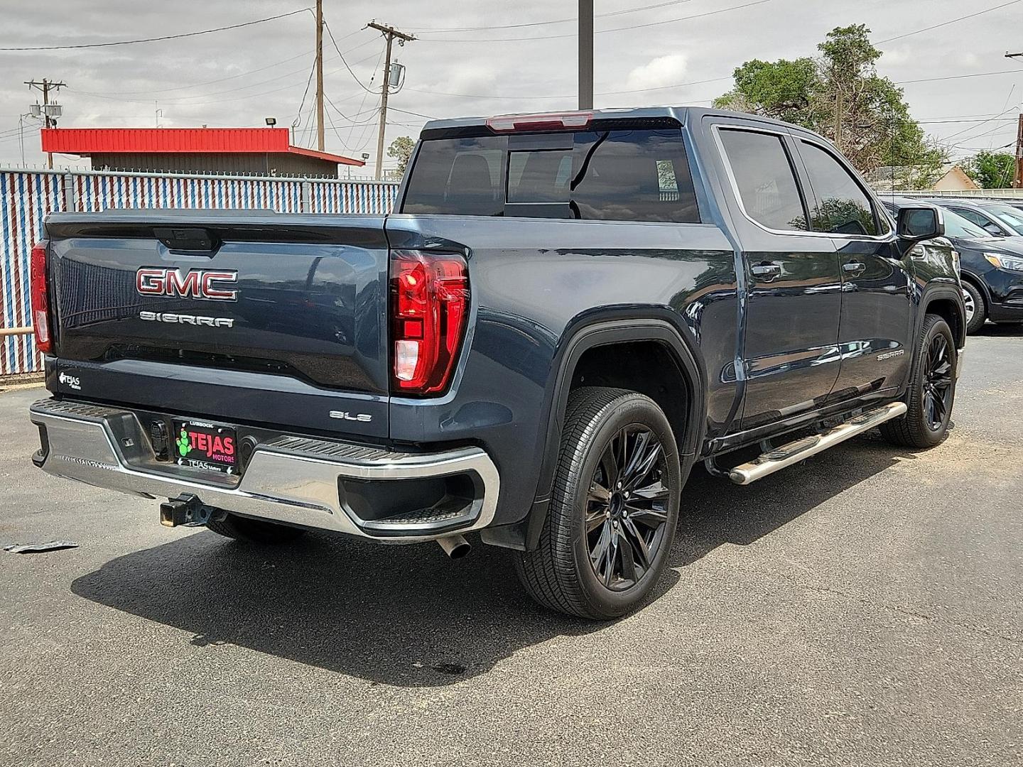 2020 GRAY /Jet Black - H0U GMC Sierra 1500 2WD Crew Cab Short Box SLE (3GTP8BED7LG) with an 5.3L EcoTec3 V8 Engine engine, located at 4110 Avenue Q, Lubbock, 79412, 33.556553, -101.855820 - 05/16/2026 KEY IN ENVELOPE GOD - Photo#3