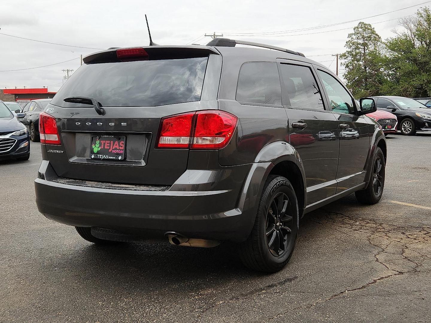 2019 GRAY /Black - X9 Dodge Journey SE (3C4PDCBB2KT) with an Tigershark MultiAir 2.4L I-4 DOHC, VVT variable valve control, regular unleaded, engine with 173HP engine, located at 4110 Avenue Q, Lubbock, 79412, 33.556553, -101.855820 - 05/16/2026 key in envelope god - Photo#3