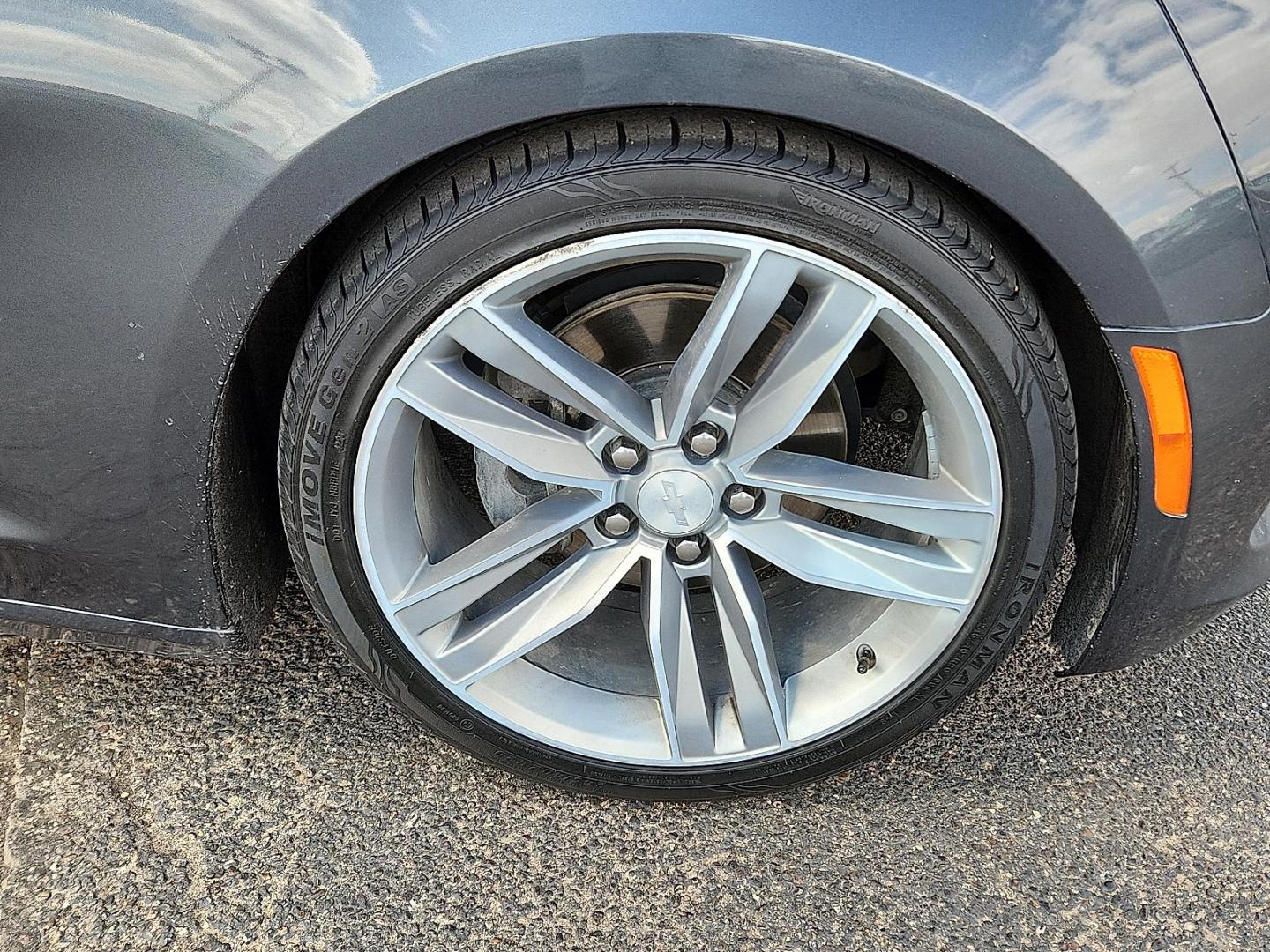 2018 GRAY /Jet Black - H1T Chevrolet Camaro 1LT (1G1FB1RS0J0) with an 3.6L V-6 gasoline direct injection, DOHC, VVT variable valve control, regular unleaded, engine with cylinder deactivation and 335HP engine, located at 4110 Avenue Q, Lubbock, 79412, 33.556553, -101.855820 - 06/03/2026 KEY IN ENVELOPE GOD - Photo#4