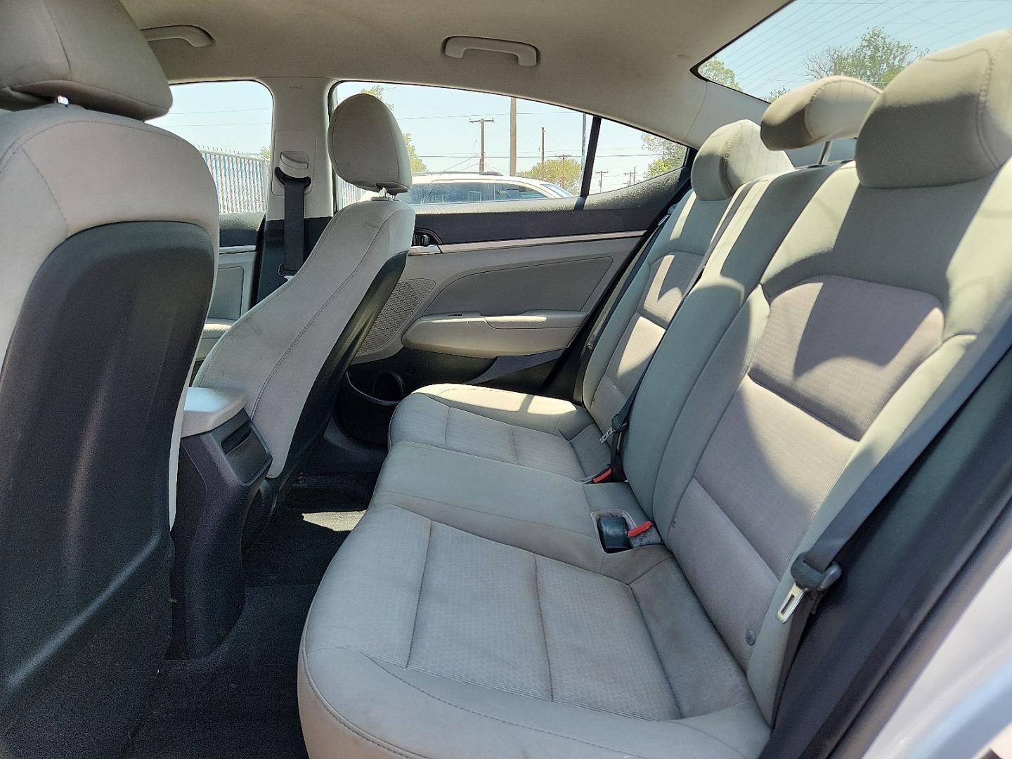 2017 SILVER Hyundai Elantra SE (5NPD84LF1HH) with an Nu 2L I-4 DOHC, D-CVVT variable valve control, regular unleaded, engine with 147HP engine, located at 4110 Avenue Q, Lubbock, 79412, 33.556553, -101.855820 - 07/11/2026 KEY IN ENVELOPE GOD- Photo#5