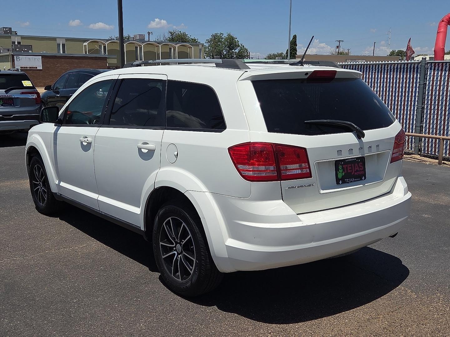 2018 Vice White - PW3 /Black - X9 Dodge Journey SE (3C4PDCAB5JT) with an Tigershark MultiAir 2.4L I-4 DOHC, variable valve control, regular unleaded, engine with 173HP engine, located at 4110 Avenue Q, Lubbock, 79412, 33.556553, -101.855820 - 07/18/2026 KEY IN ENVELOPE GOD- Photo#3