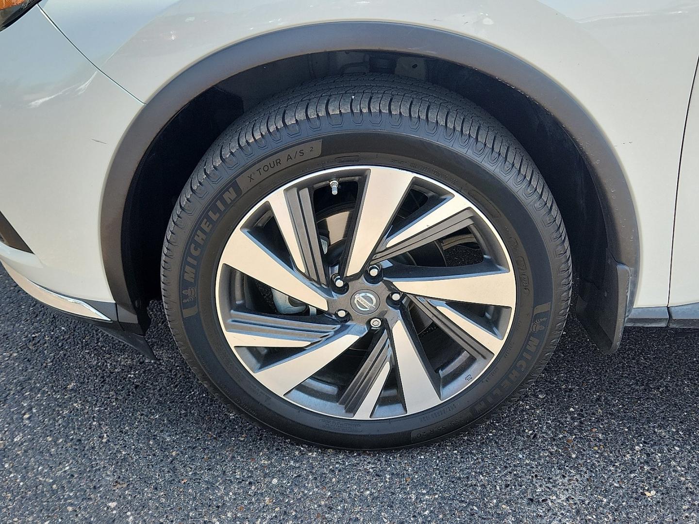 2017 WHITE /Cashmere - P Nissan Murano Platinum (5N1AZ2MG0HN) with an 3.5L V-6 DOHC, variable valve control, regular unleaded, engine with 260HP engine, located at 4110 Avenue Q, Lubbock, 79412, 33.556553, -101.855820 - 07/29/2026 KEY IN ENVELOPE GOD- Photo#4