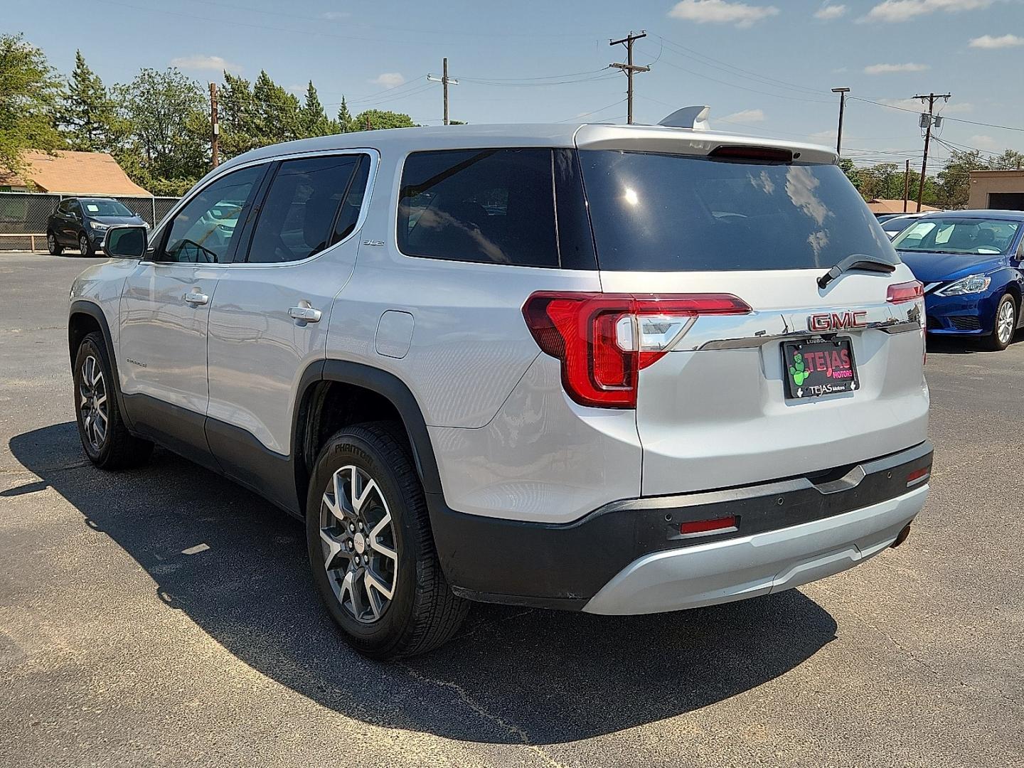 2020 SILVER /Jet Black - H1T GMC Acadia FWD SLE (1GKKNKLA6LZ) with an 2.5L I-4 gasoline direct injection, DOHC, variable valve control, regular unleaded, engine with 193HP engine, located at 4110 Avenue Q, Lubbock, 79412, 33.556553, -101.855820- Photo#2