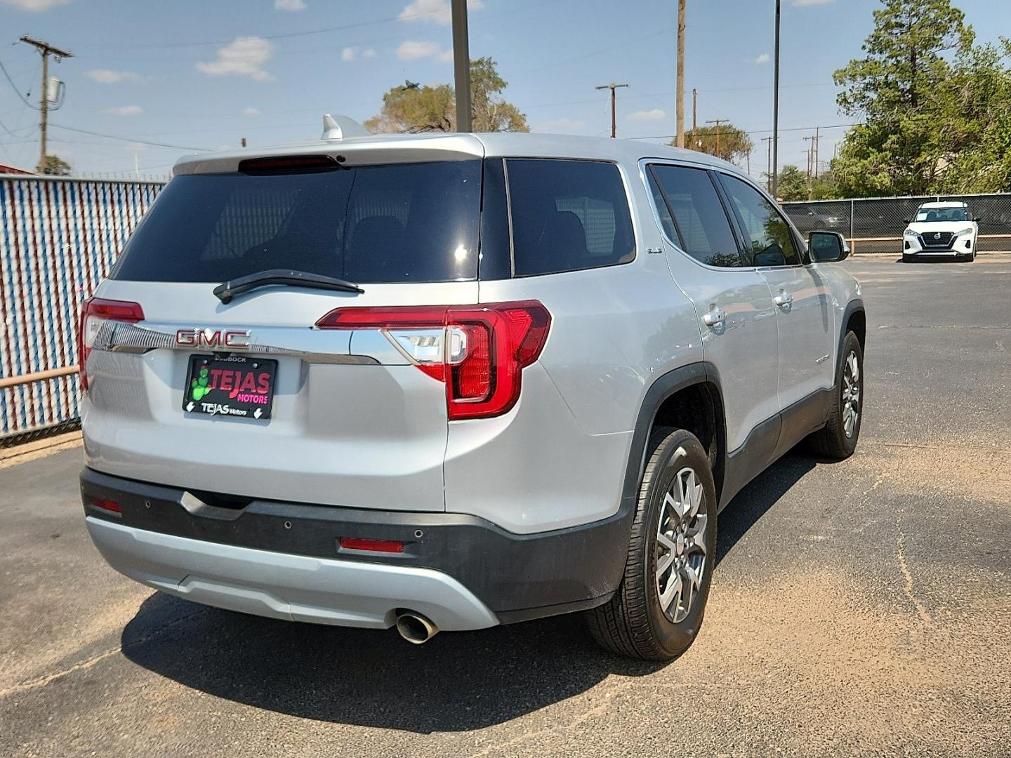 2020 SILVER /Jet Black - H1T GMC Acadia FWD SLE (1GKKNKLA6LZ) with an 2.5L I-4 gasoline direct injection, DOHC, variable valve control, regular unleaded, engine with 193HP engine, located at 4110 Avenue Q, Lubbock, 79412, 33.556553, -101.855820- Photo#3