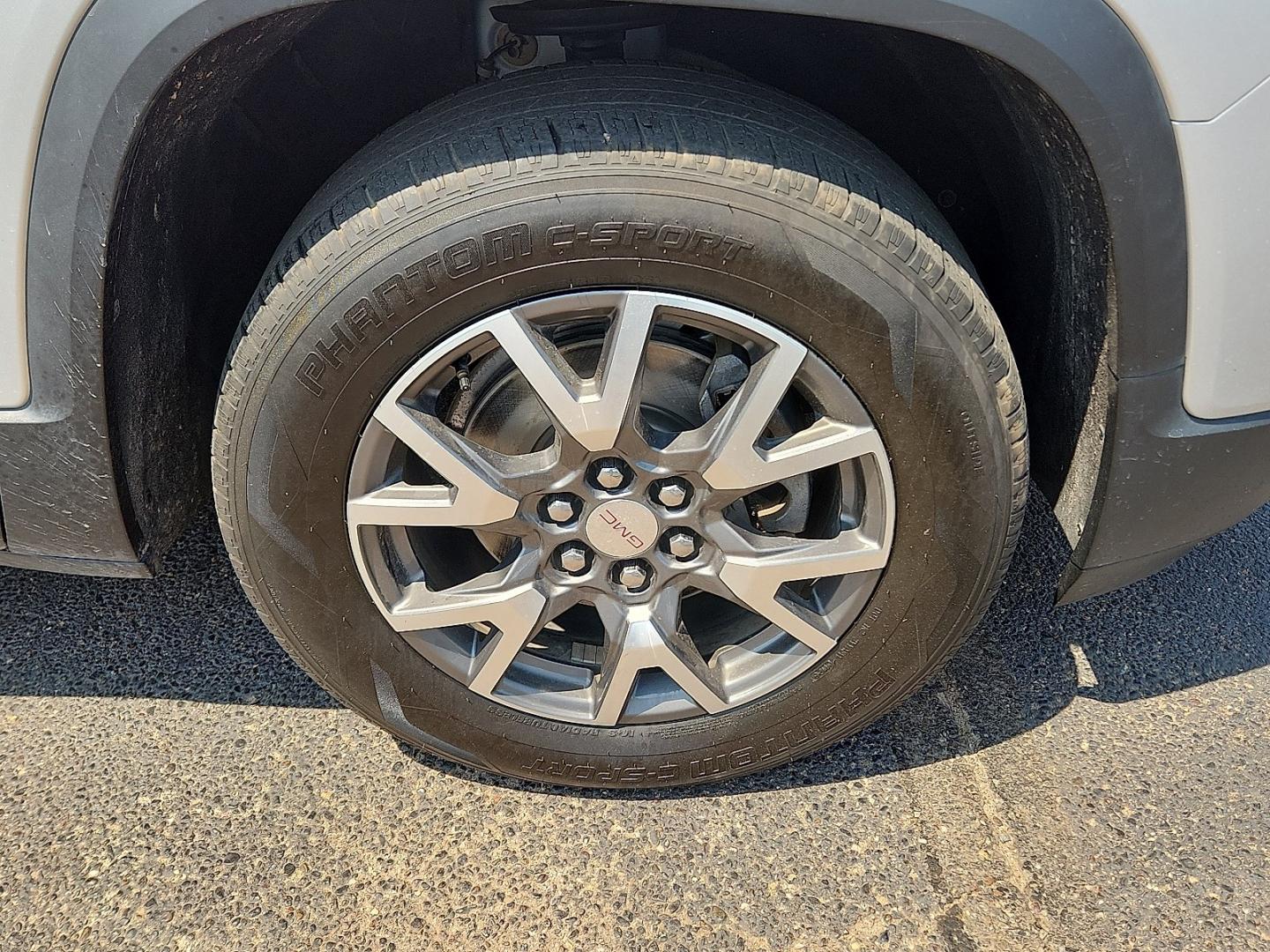 2020 SILVER /Jet Black - H1T GMC Acadia FWD SLE (1GKKNKLA6LZ) with an 2.5L I-4 gasoline direct injection, DOHC, variable valve control, regular unleaded, engine with 193HP engine, located at 4110 Avenue Q, Lubbock, 79412, 33.556553, -101.855820- Photo#4