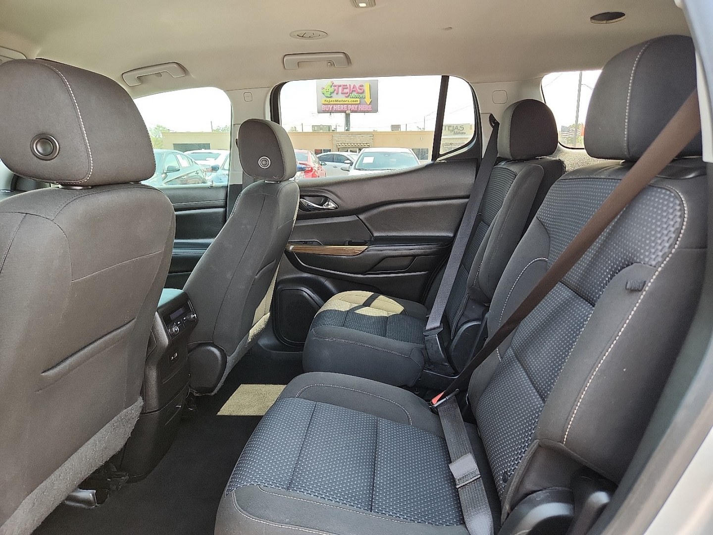 2020 SILVER /Jet Black - H1T GMC Acadia FWD SLE (1GKKNKLA6LZ) with an 2.5L I-4 gasoline direct injection, DOHC, variable valve control, regular unleaded, engine with 193HP engine, located at 4110 Avenue Q, Lubbock, 79412, 33.556553, -101.855820- Photo#5