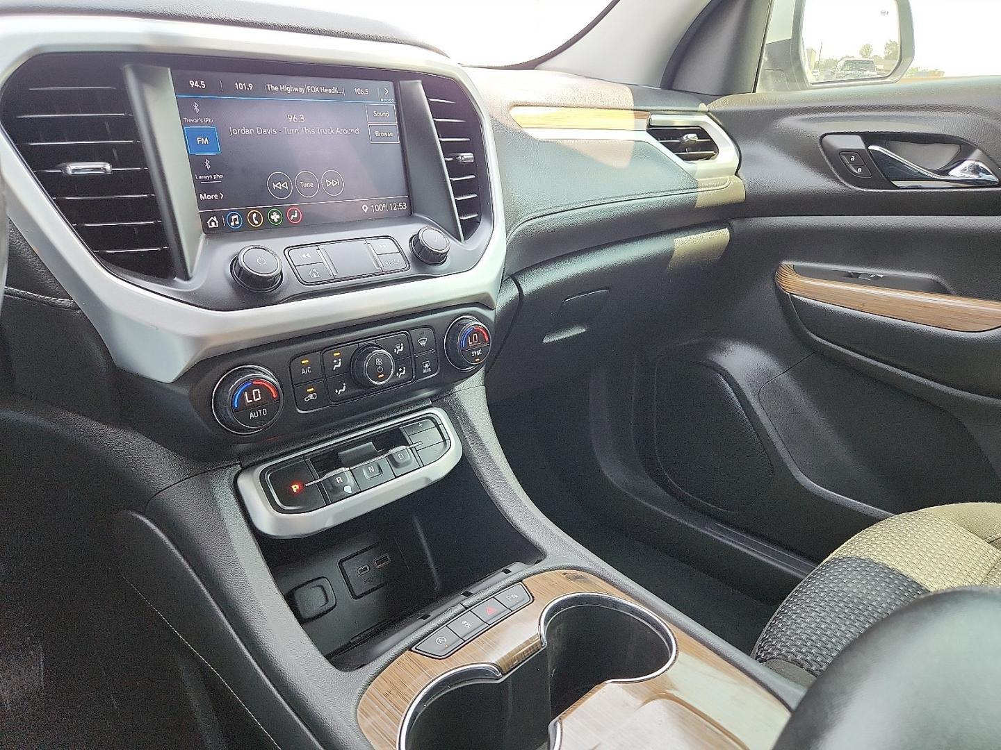 2020 SILVER /Jet Black - H1T GMC Acadia FWD SLE (1GKKNKLA6LZ) with an 2.5L I-4 gasoline direct injection, DOHC, variable valve control, regular unleaded, engine with 193HP engine, located at 4110 Avenue Q, Lubbock, 79412, 33.556553, -101.855820- Photo#12