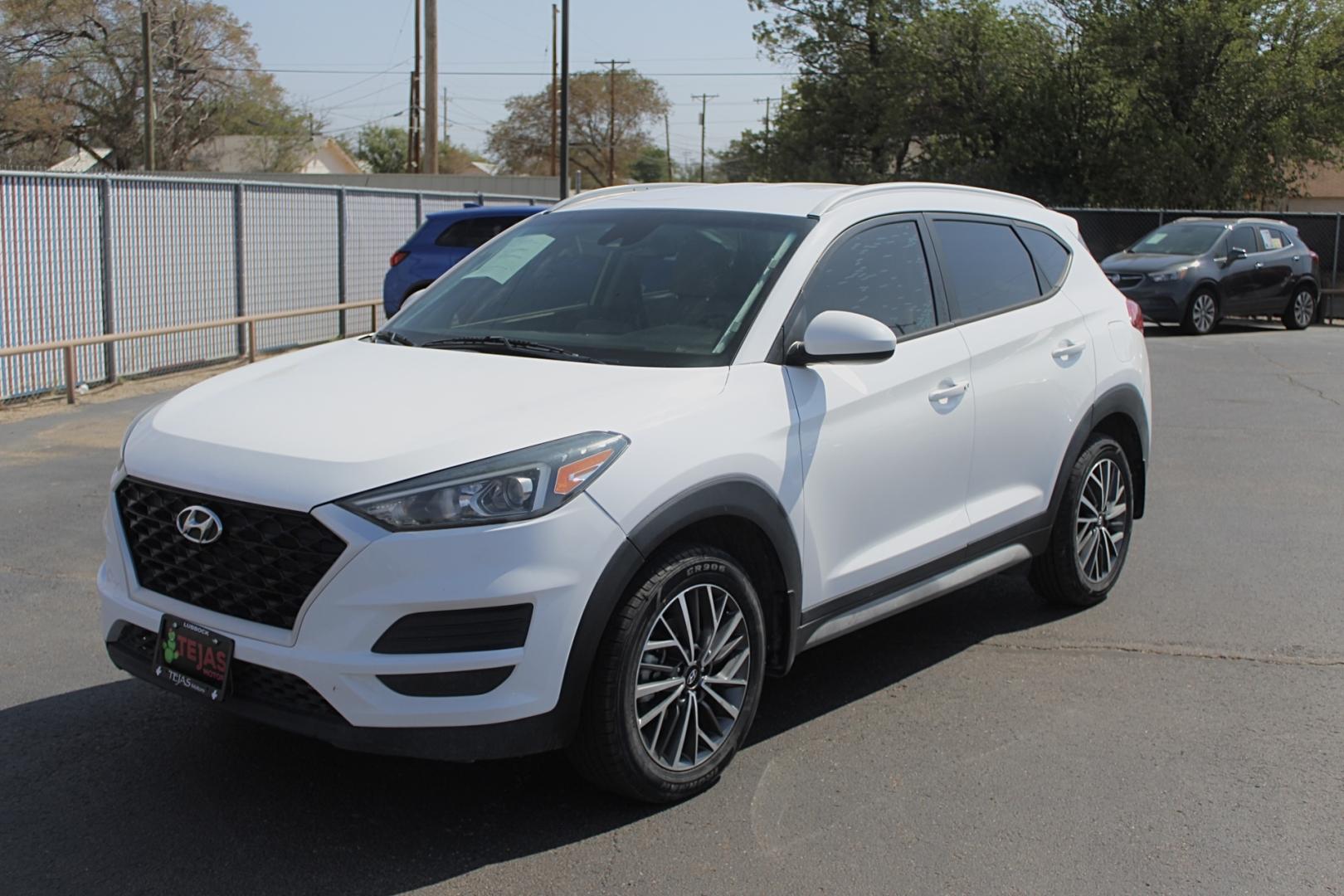 2021 WHITE Hyundai Tucson SEL (KM8J33ALXMU) with an Theta 2.4L I-4 direct injection, DOHC, CVVT variable valve control, regular gasoline, engine with 181HP engine, located at 4110 Avenue Q, Lubbock, 79412, 33.556553, -101.855820- Photo#1