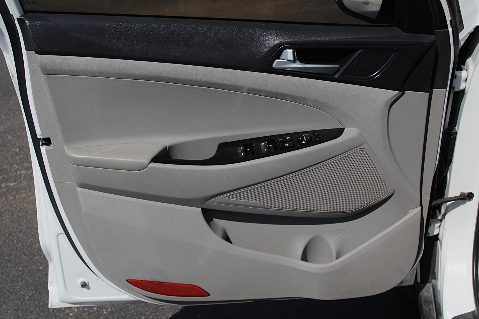 2021 WHITE Hyundai Tucson SEL (KM8J33ALXMU) with an Theta 2.4L I-4 direct injection, DOHC, CVVT variable valve control, regular gasoline, engine with 181HP engine, located at 4110 Avenue Q, Lubbock, 79412, 33.556553, -101.855820- Photo#7