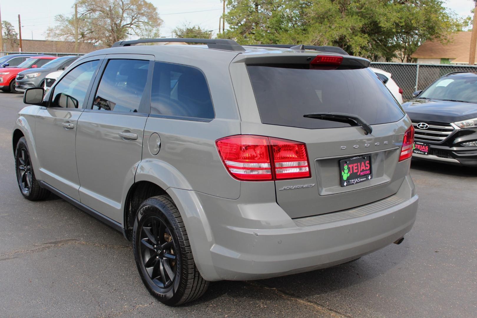 2020 GRAY Dodge Journey SE Value (3C4PDCAB4LT) with an 2.4L L4 DOHC 16V engine, 6A transmission, located at 4110 Avenue Q, Lubbock, 79412, 33.556553, -101.855820- Photo#3