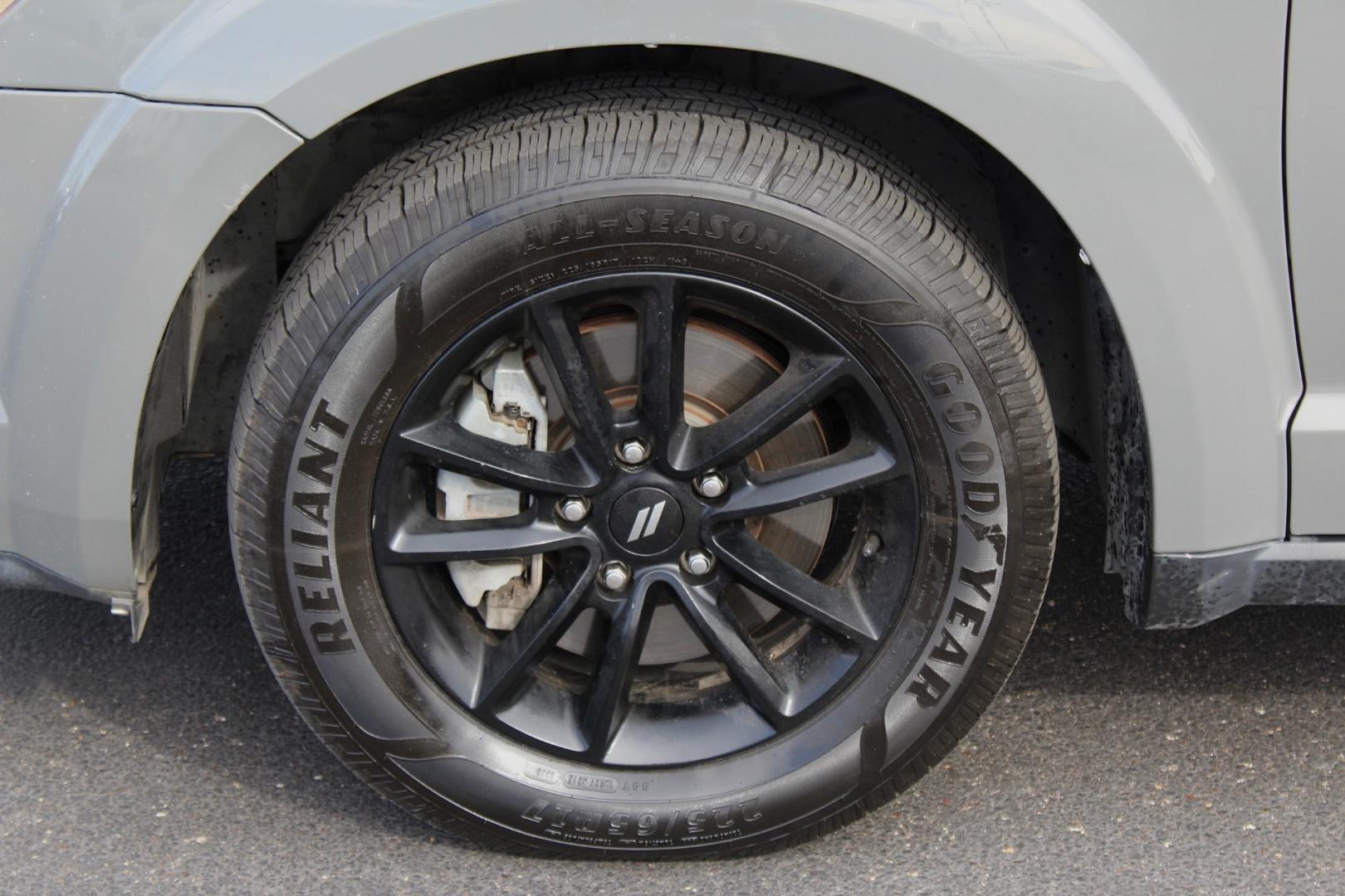 2020 GRAY Dodge Journey SE Value (3C4PDCAB4LT) with an 2.4L L4 DOHC 16V engine, 6A transmission, located at 4110 Avenue Q, Lubbock, 79412, 33.556553, -101.855820- Photo#4