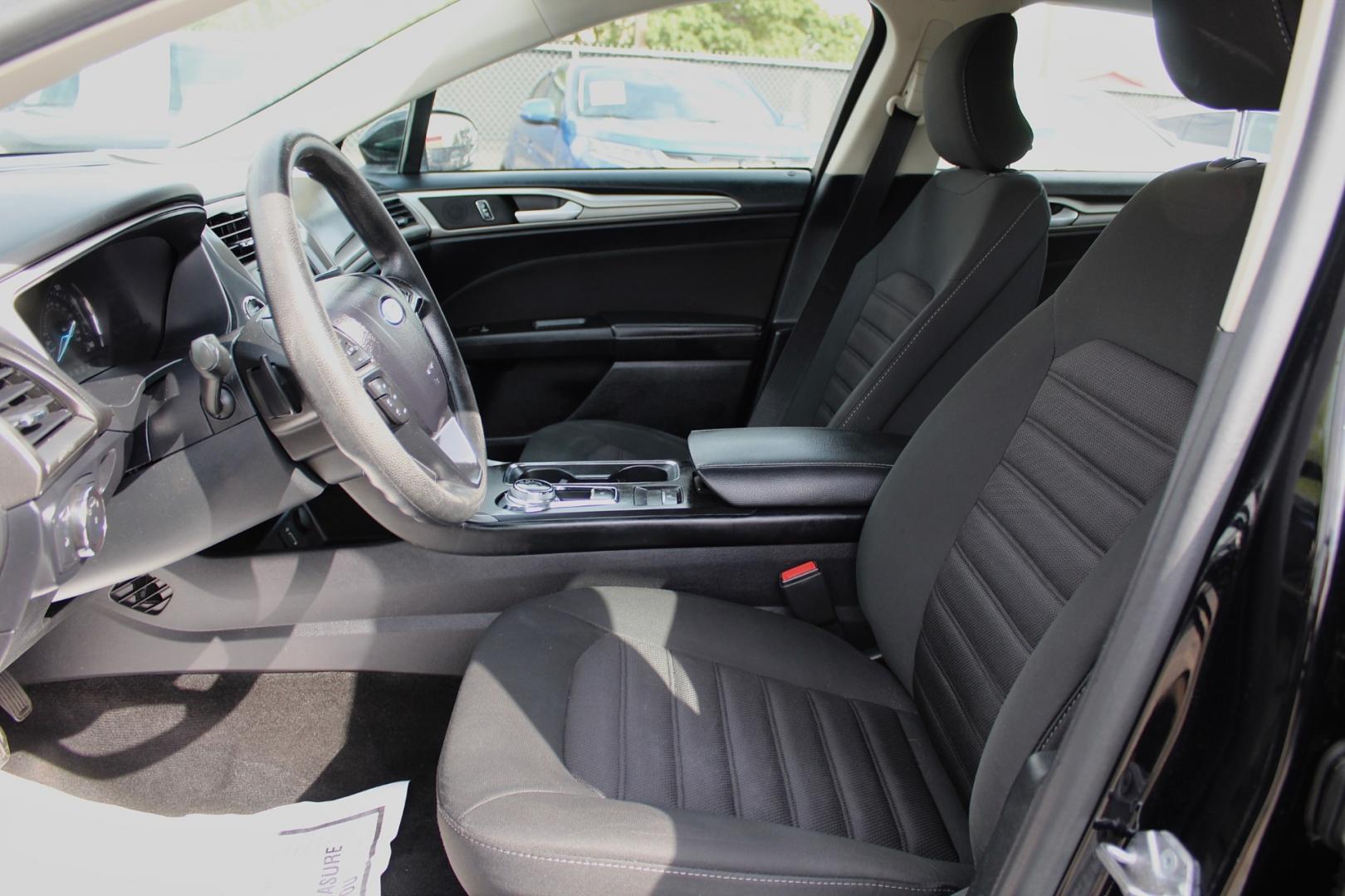 2018 Ford Fusion SE (3FA6P0HD3JR) with an 1.5L L4 DOHC 16V engine, 6A transmission, located at 4110 Avenue Q, Lubbock, 79412, 33.556553, -101.855820- Photo#5