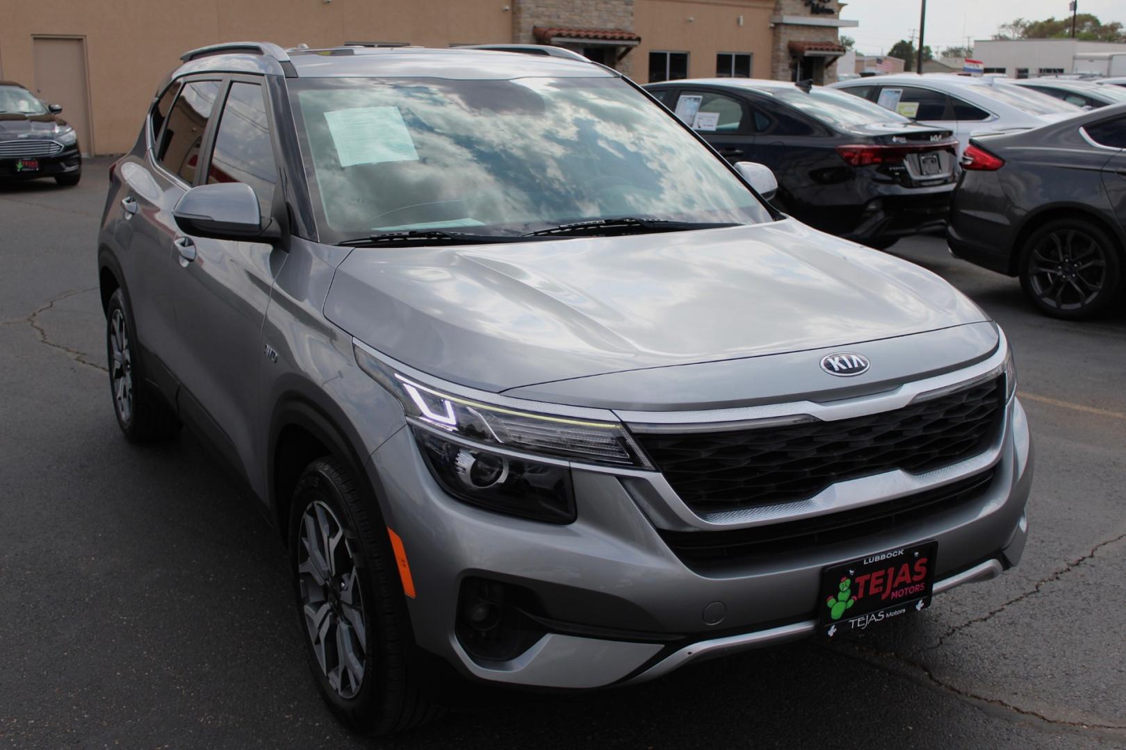 2021 GRAY Kia Seltos EX (KNDERCAA2M7) with an 2.0L L4 DOHC 16V engine, CVT transmission, located at 3701 Avenue Q, Lubbock, 79412, 33.560417, -101.855019- Photo#0