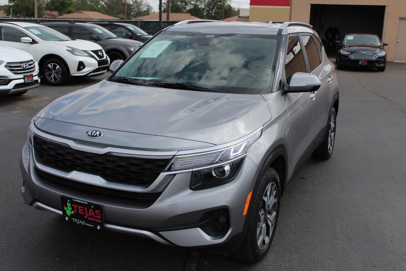 2021 GRAY Kia Seltos EX (KNDERCAA2M7) with an 2.0L L4 DOHC 16V engine, CVT transmission, located at 3701 Avenue Q, Lubbock, 79412, 33.560417, -101.855019- Photo#1