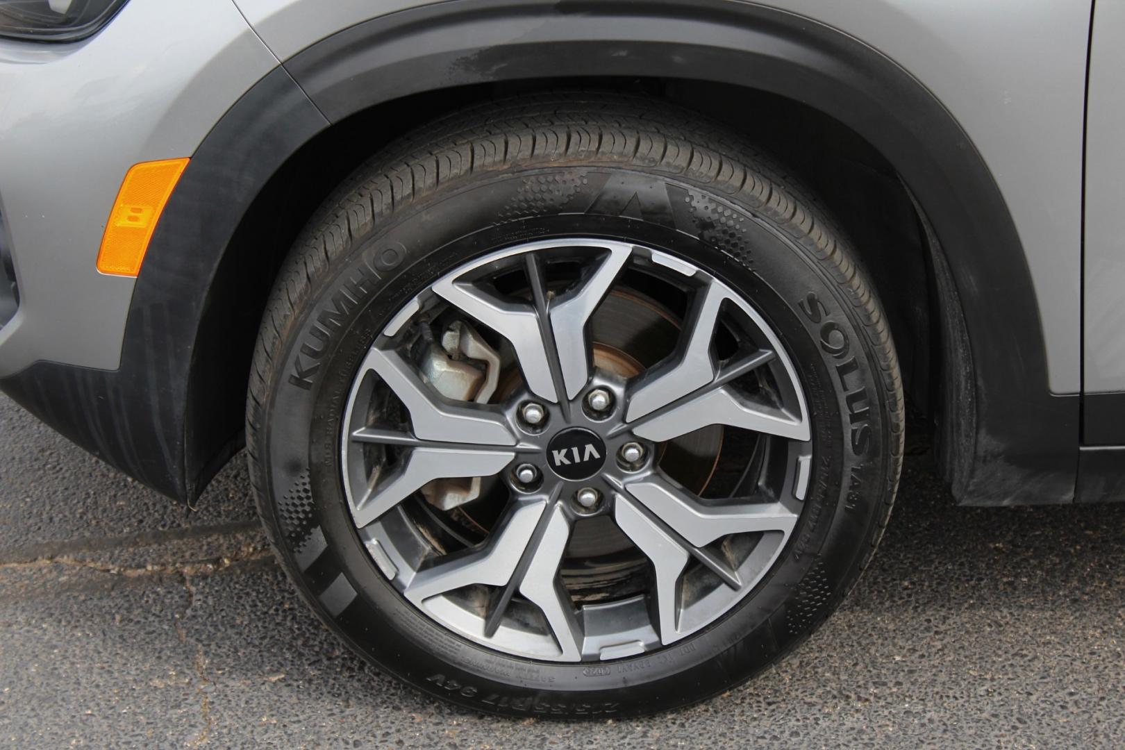 2021 GRAY Kia Seltos EX (KNDERCAA2M7) with an 2.0L L4 DOHC 16V engine, CVT transmission, located at 3701 Avenue Q, Lubbock, 79412, 33.560417, -101.855019- Photo#4