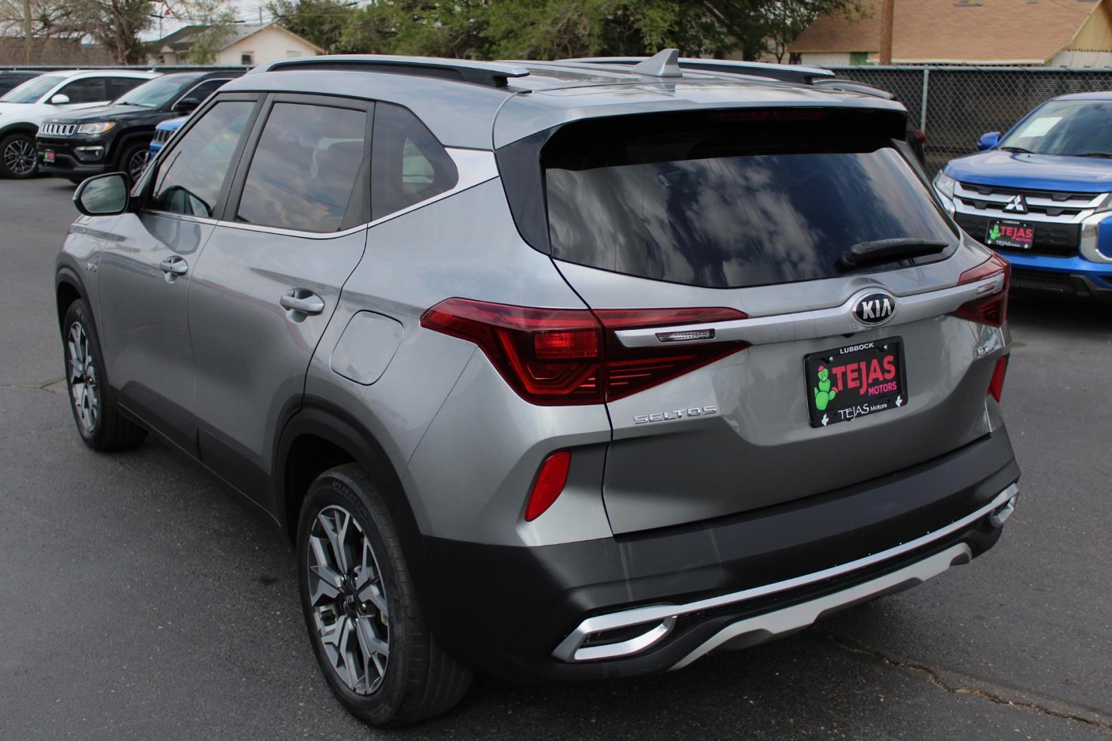 2021 GRAY Kia Seltos EX (KNDERCAA2M7) with an 2.0L L4 DOHC 16V engine, CVT transmission, located at 3701 Avenue Q, Lubbock, 79412, 33.560417, -101.855019- Photo#2