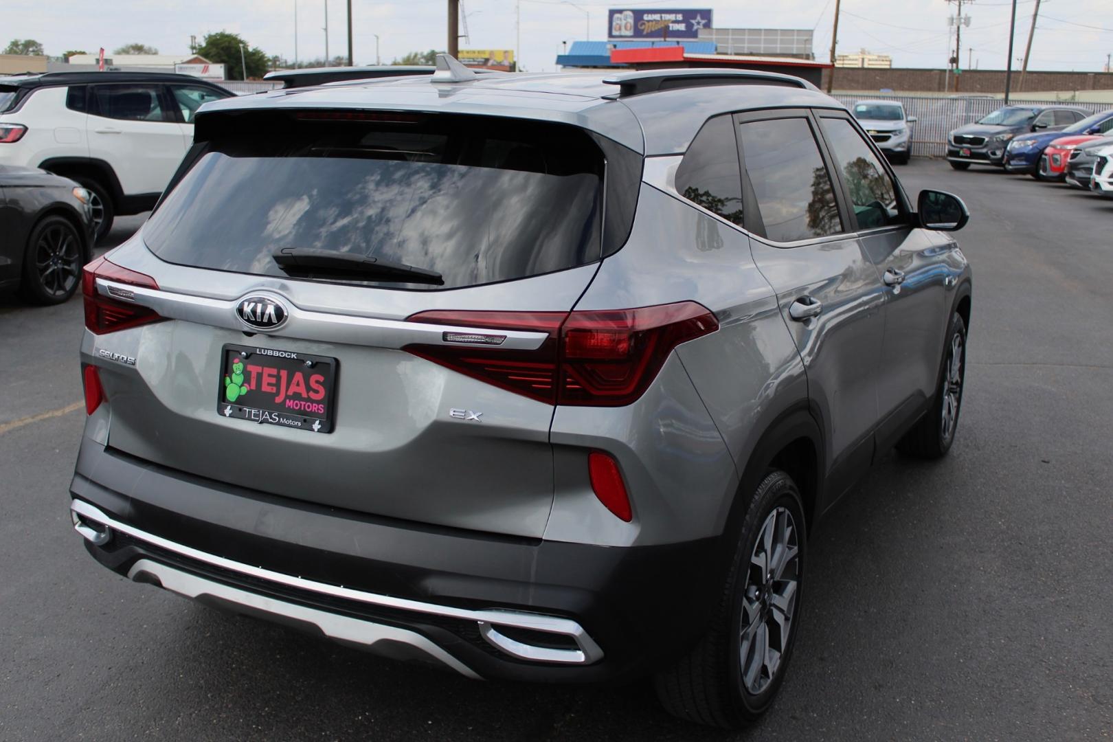2021 GRAY Kia Seltos EX (KNDERCAA2M7) with an 2.0L L4 DOHC 16V engine, CVT transmission, located at 3701 Avenue Q, Lubbock, 79412, 33.560417, -101.855019- Photo#3