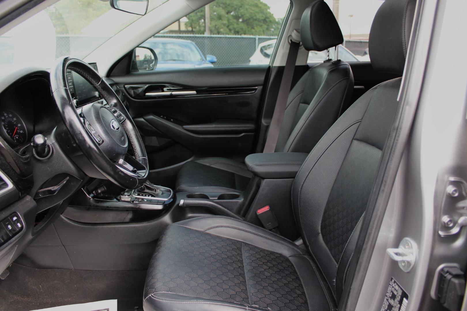 2021 GRAY Kia Seltos EX (KNDERCAA2M7) with an 2.0L L4 DOHC 16V engine, CVT transmission, located at 3701 Avenue Q, Lubbock, 79412, 33.560417, -101.855019- Photo#6