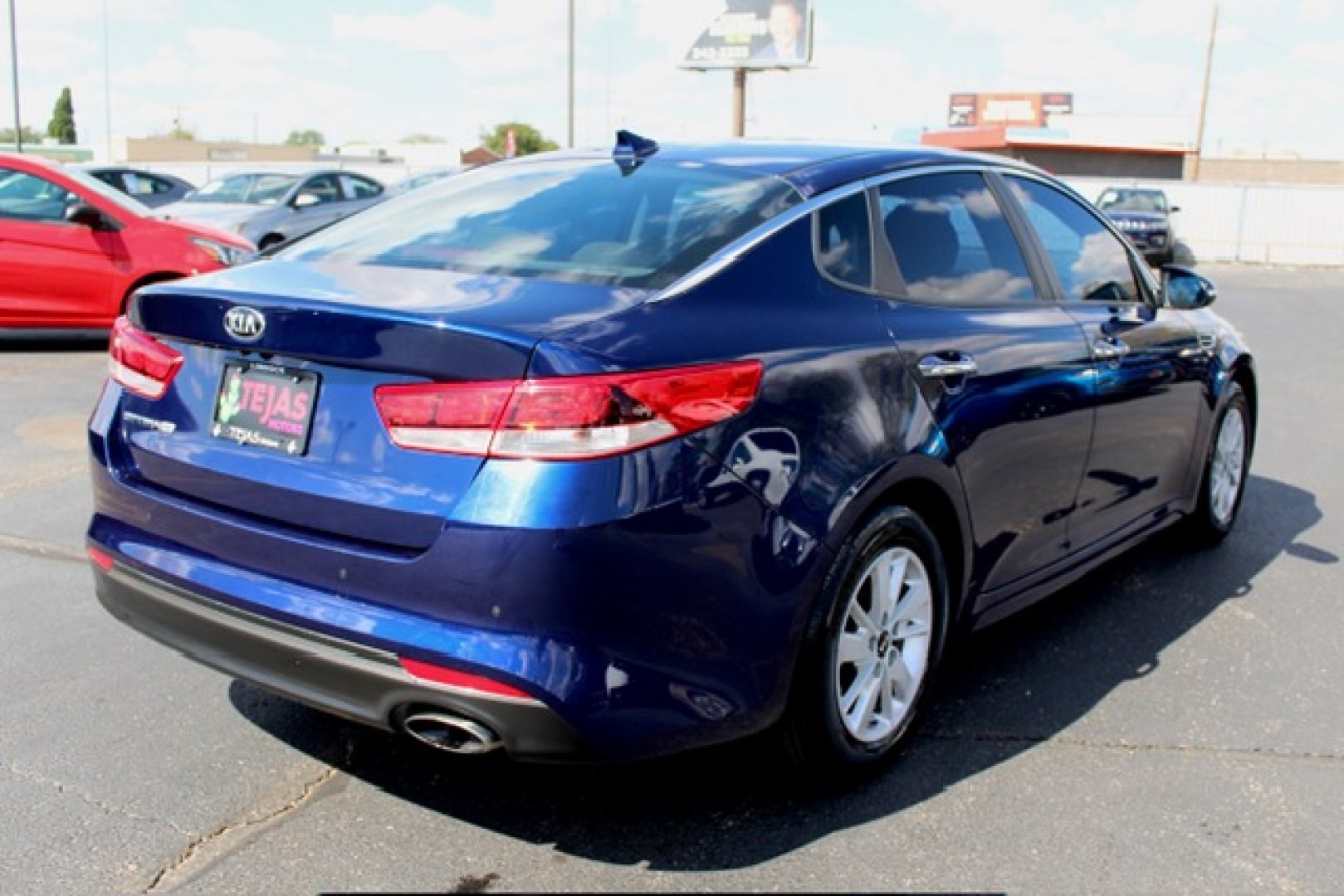 2018 Kia Optima LX (5XXGT4L3XJG) with an 2.4L L4 DOHC 16V engine, 6A transmission, located at 4110 Avenue Q, Lubbock, 79412, 33.556553, -101.855820- Photo#3