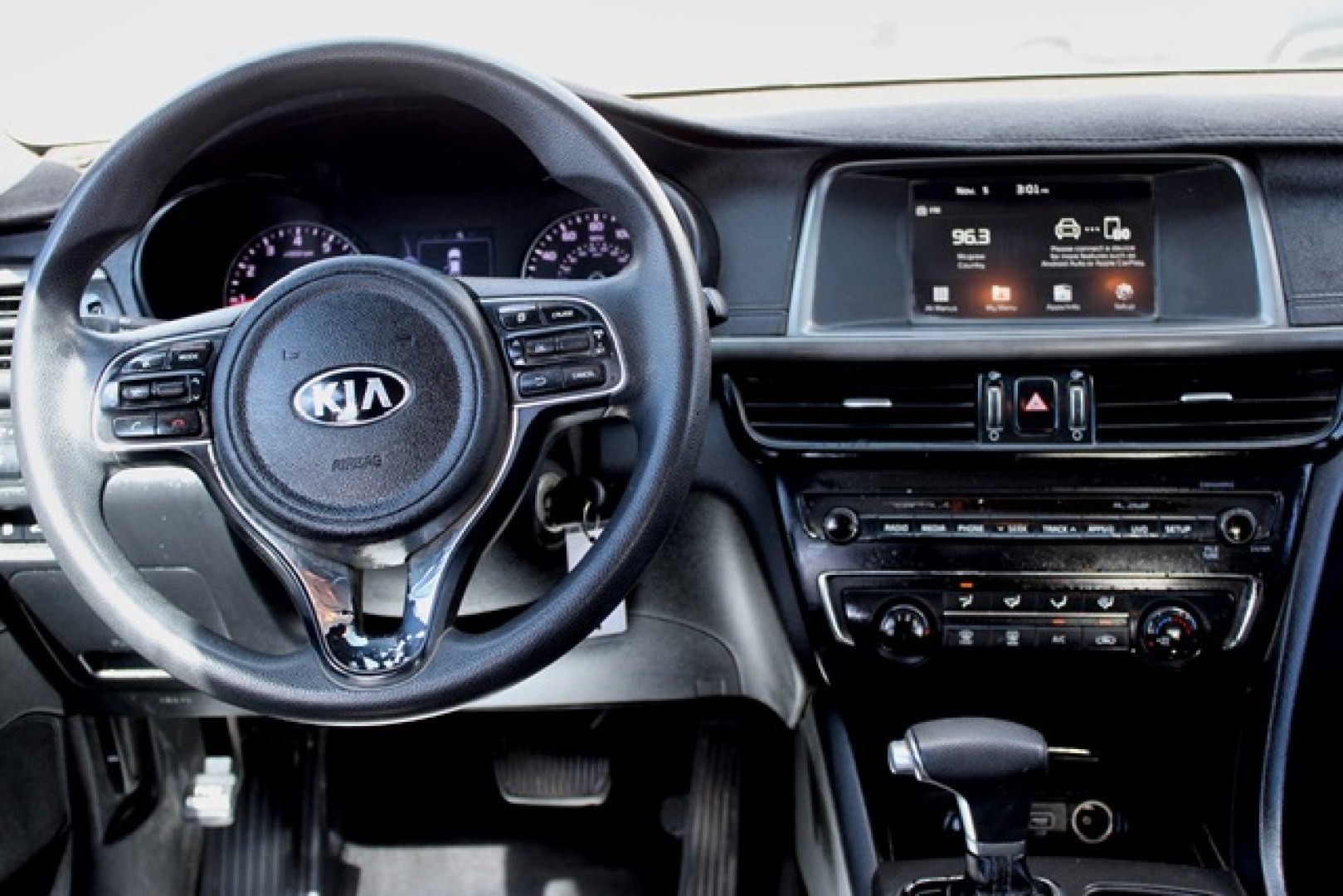 2018 Kia Optima LX (5XXGT4L3XJG) with an 2.4L L4 DOHC 16V engine, 6A transmission, located at 4110 Avenue Q, Lubbock, 79412, 33.556553, -101.855820- Photo#5