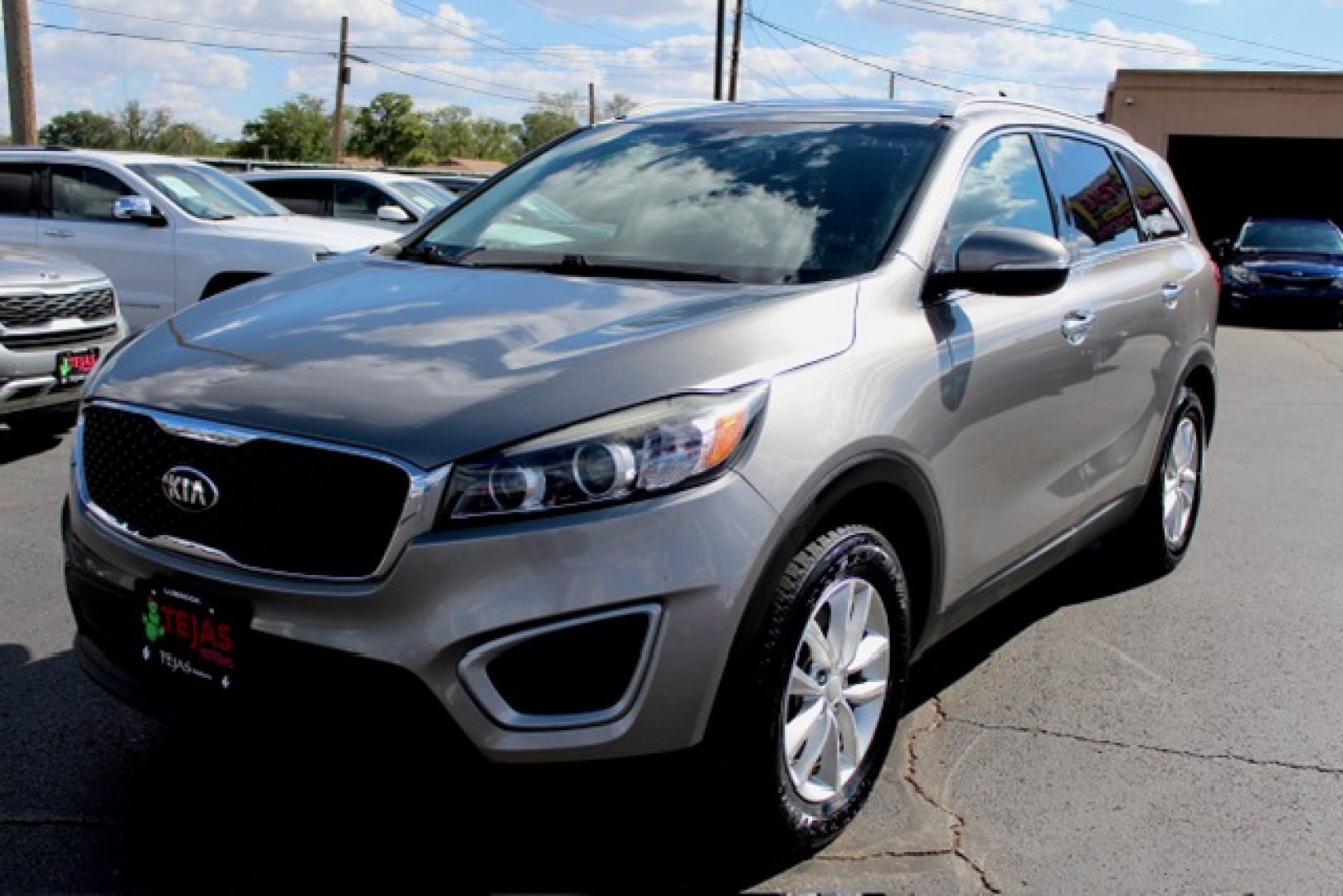 2017 Kia Sorento L 2WD (5XYPG4A38HG) with an 2.4L L4 DOHC 16V engine, 6A transmission, located at 4110 Avenue Q, Lubbock, 79412, 33.556553, -101.855820- Photo#2
