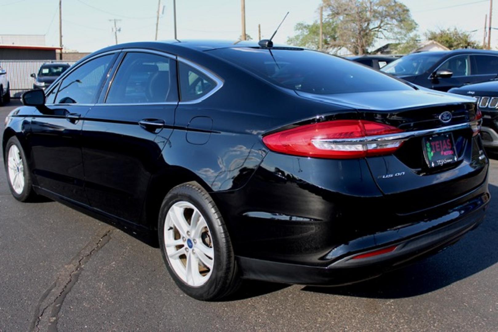 2018 Ford Fusion SE (3FA6P0HD6JR) with an 1.5L L4 DOHC 16V engine, 6A transmission, located at 4110 Avenue Q, Lubbock, 79412, 33.556553, -101.855820- Photo#3